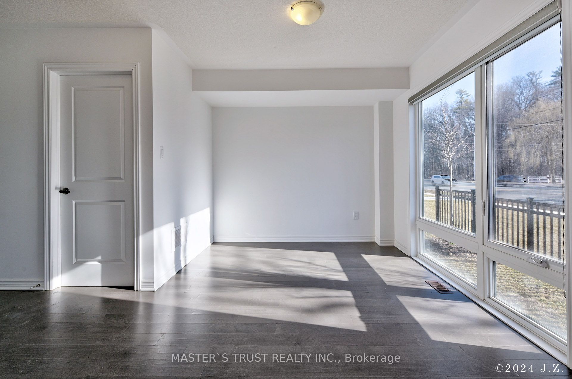 2501 Littlefield Cres Property Photo 6