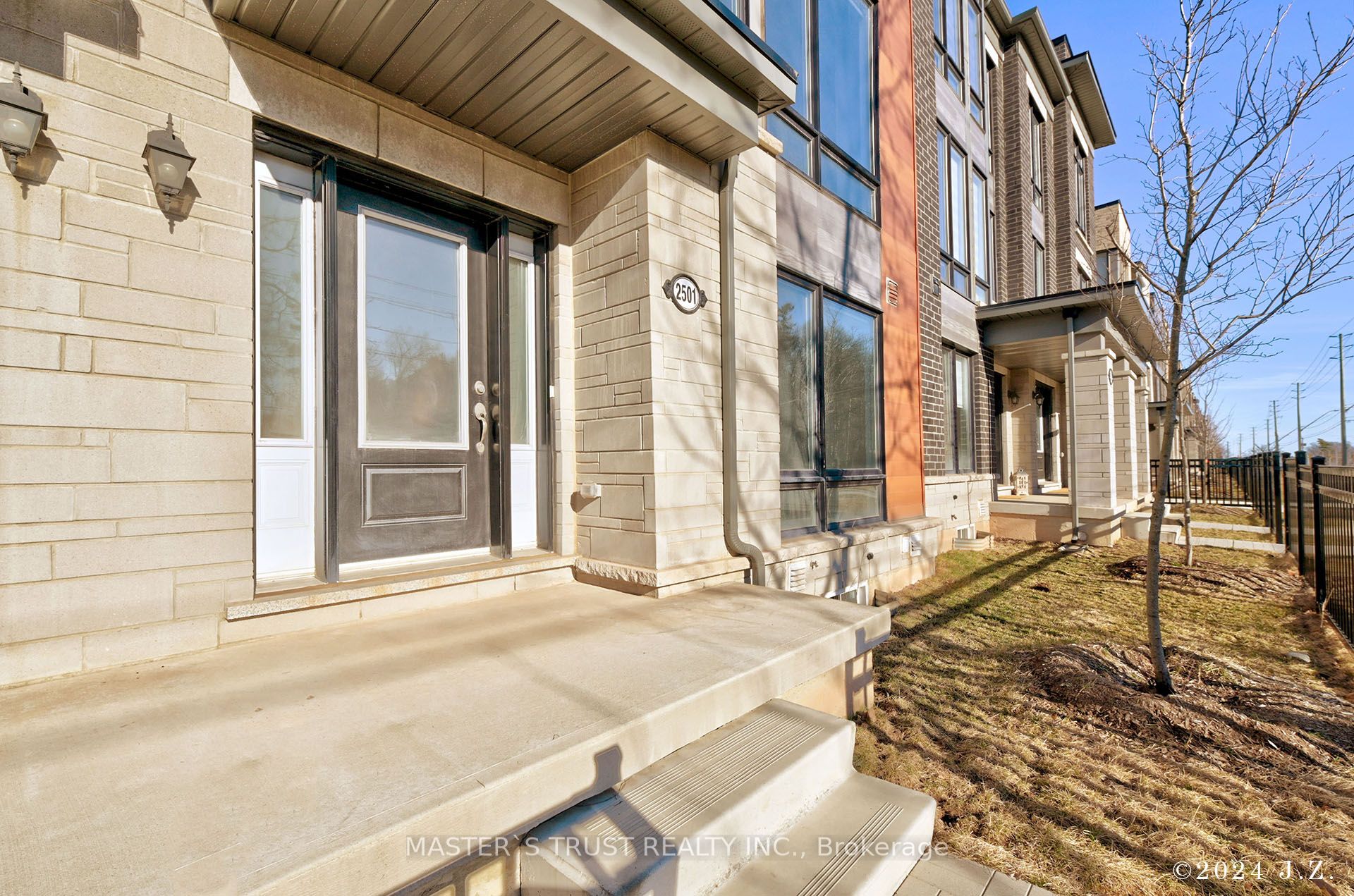 2501 Littlefield Cres Property Photo 2
