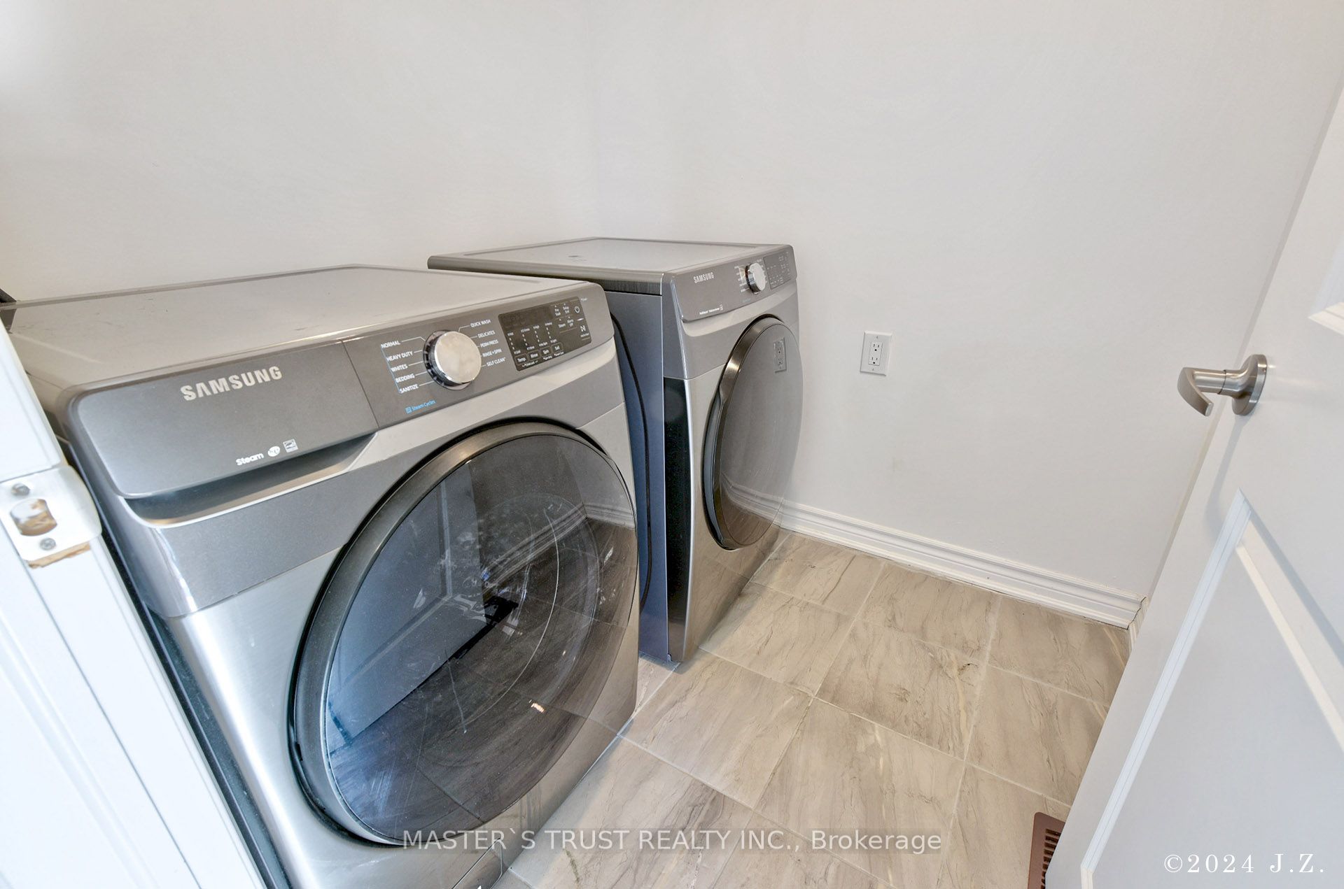 2501 Littlefield Cres Property Photo 19