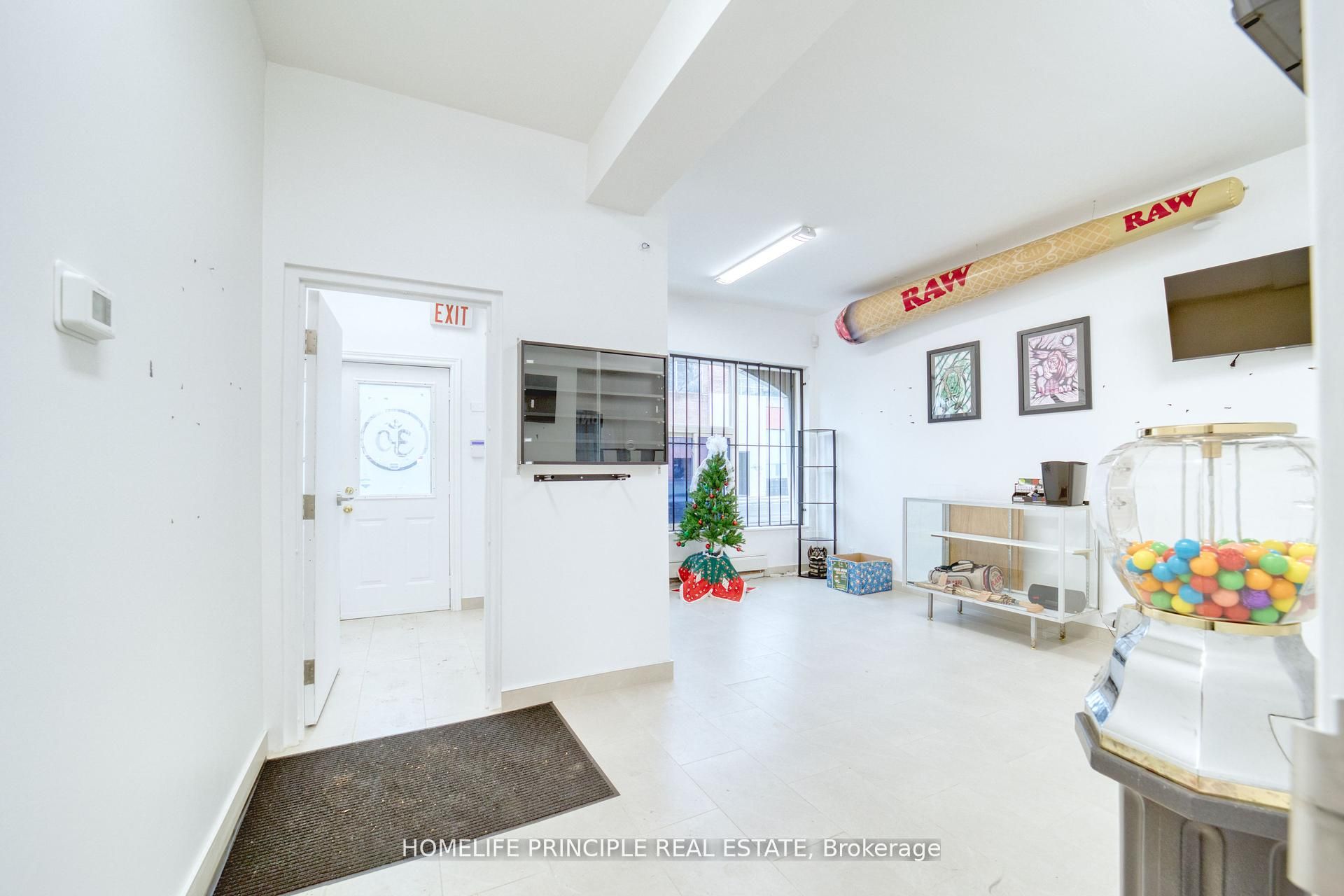 983 Dupont Street Property Photo 6