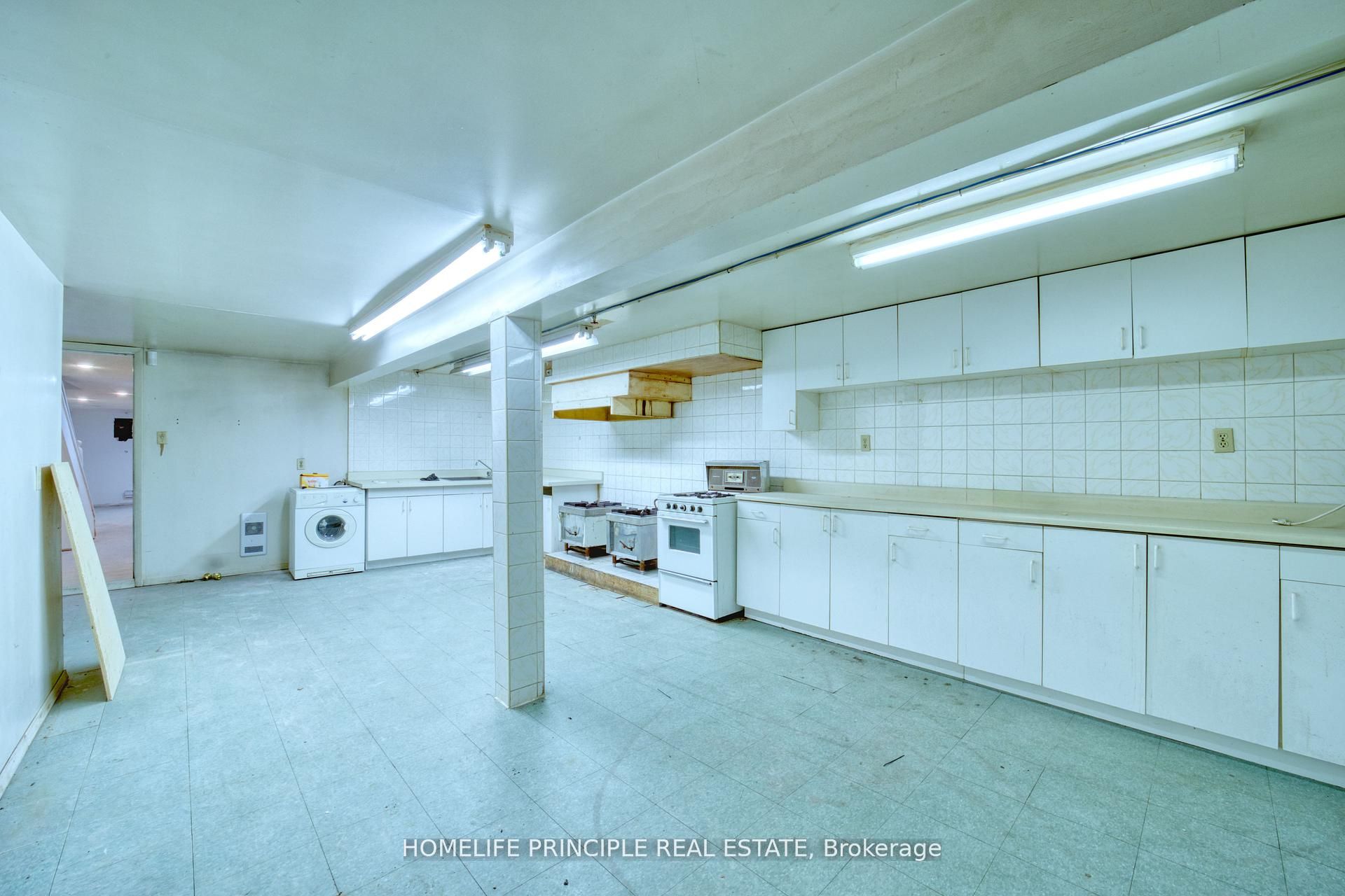 983 Dupont Street Property Photo 12
