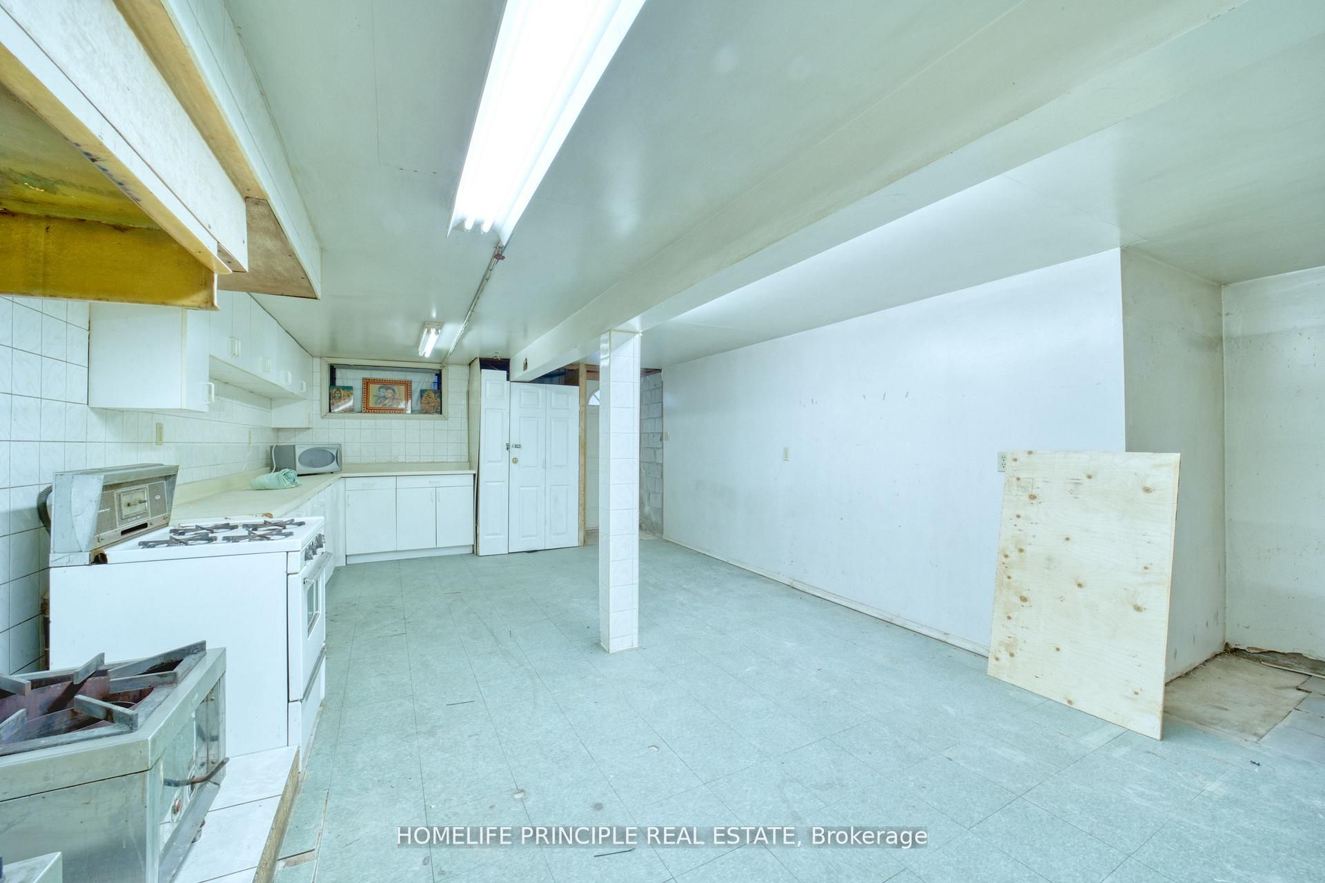 983 Dupont Street Property Photo 20