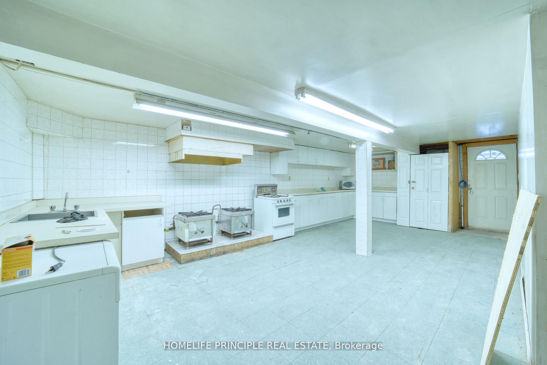 983 Dupont Street Property Photo 24