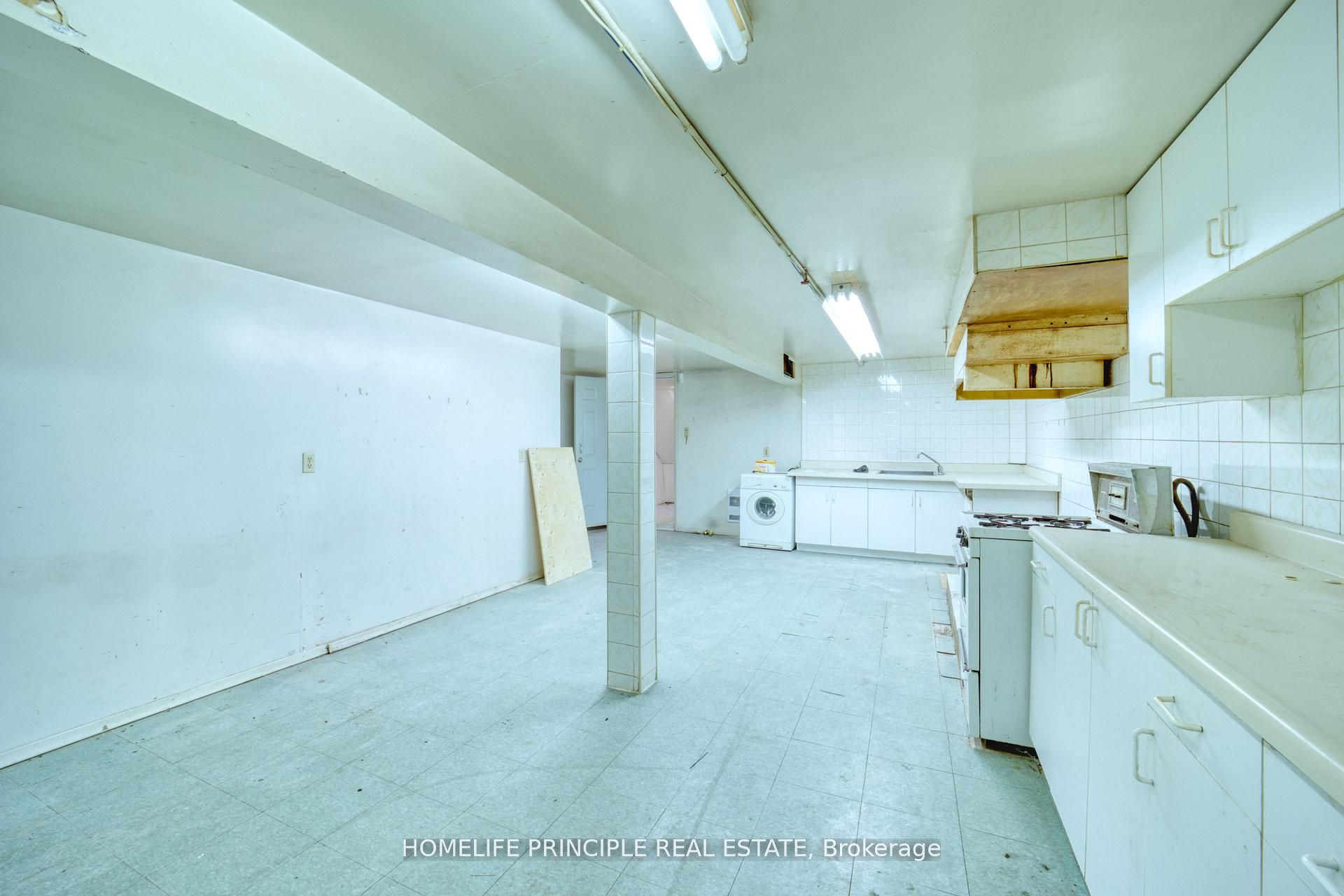 983 Dupont Street Property Photo 32