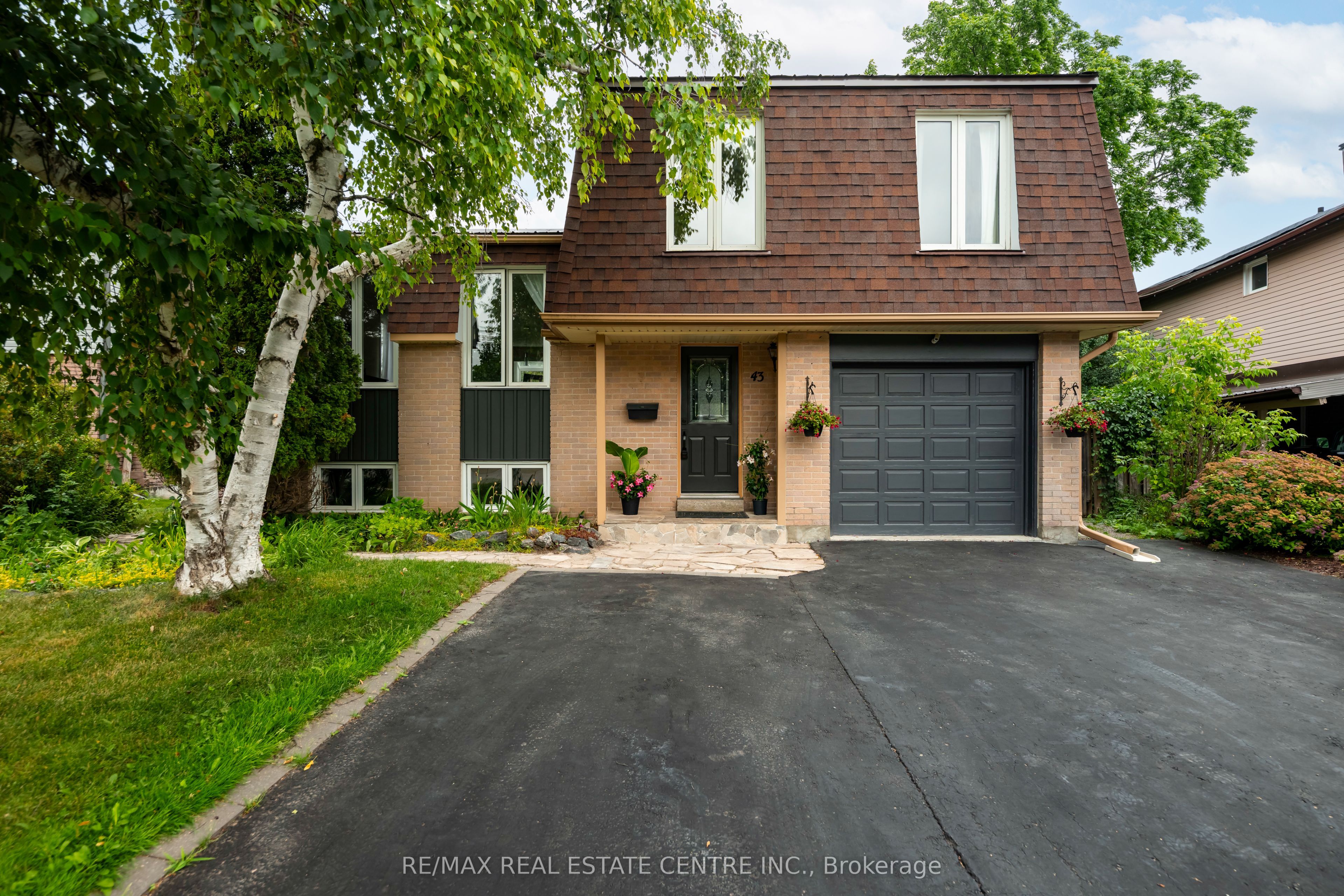 43 Brenda Blvd Property Photo 1