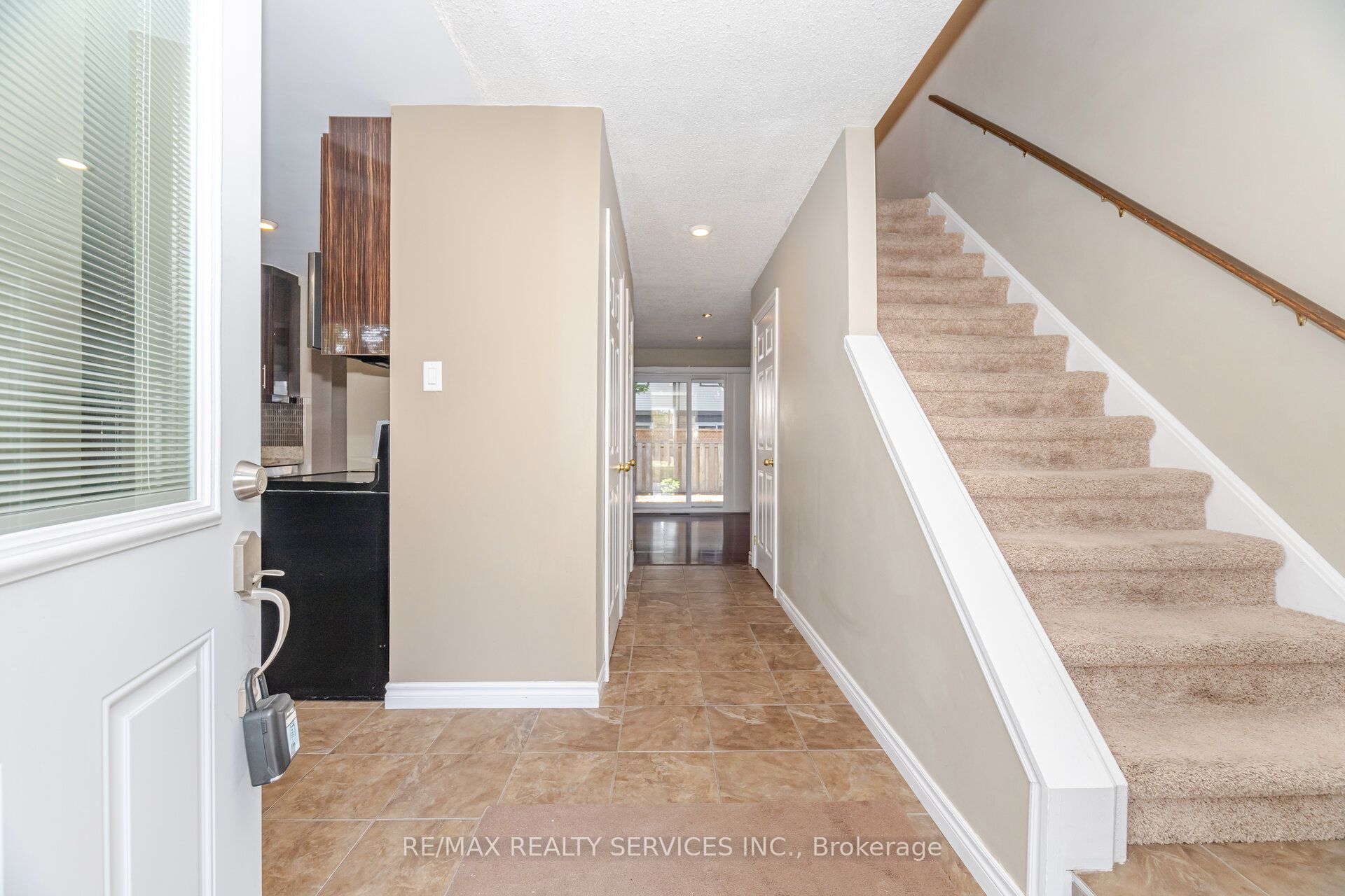 93 Hansen Road N 20 Property Photo 6