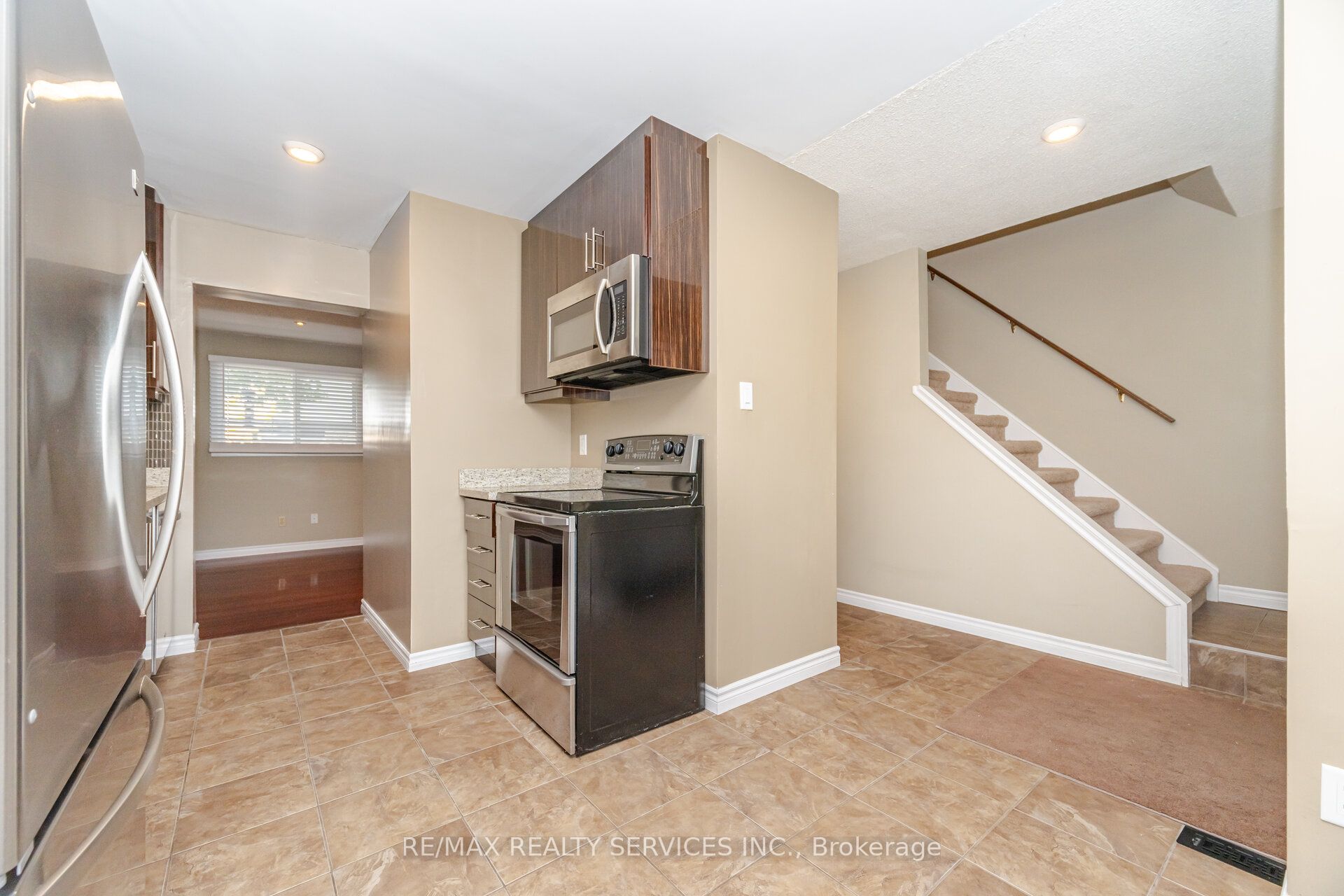 93 Hansen Road N 20 Property Photo 7