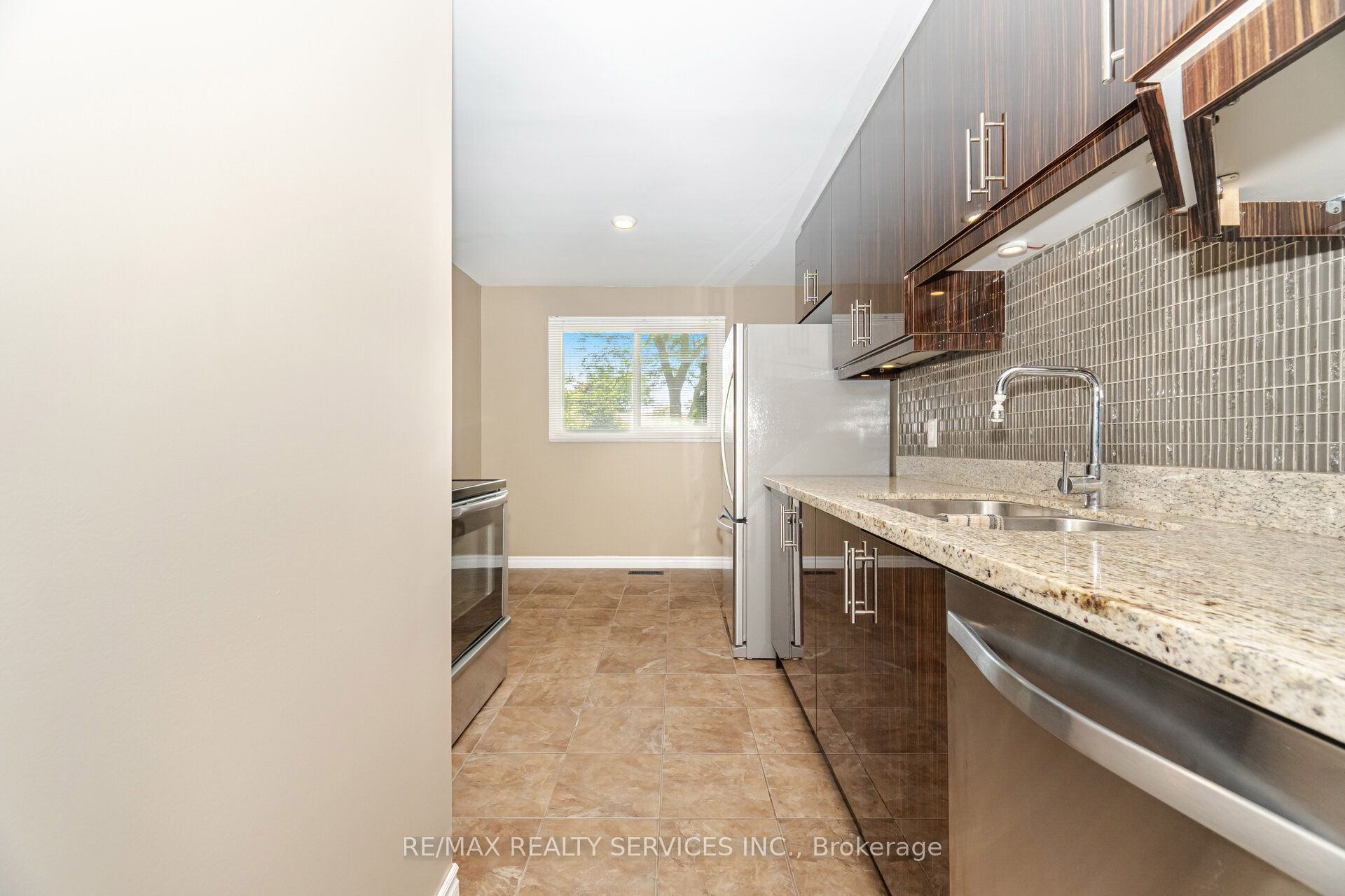 93 Hansen Road N 20 Property Photo 8