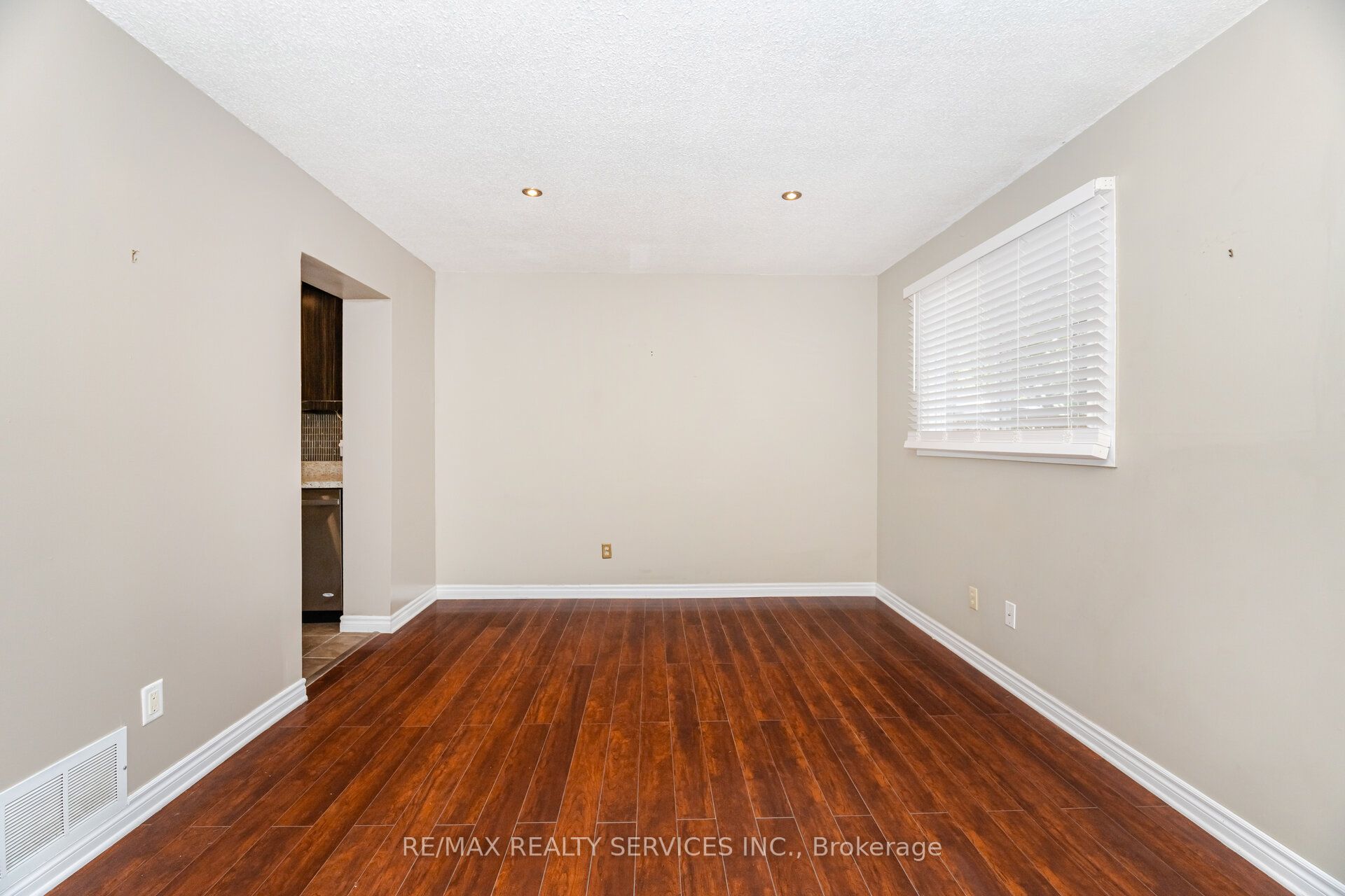 93 Hansen Road N 20 Property Photo 10