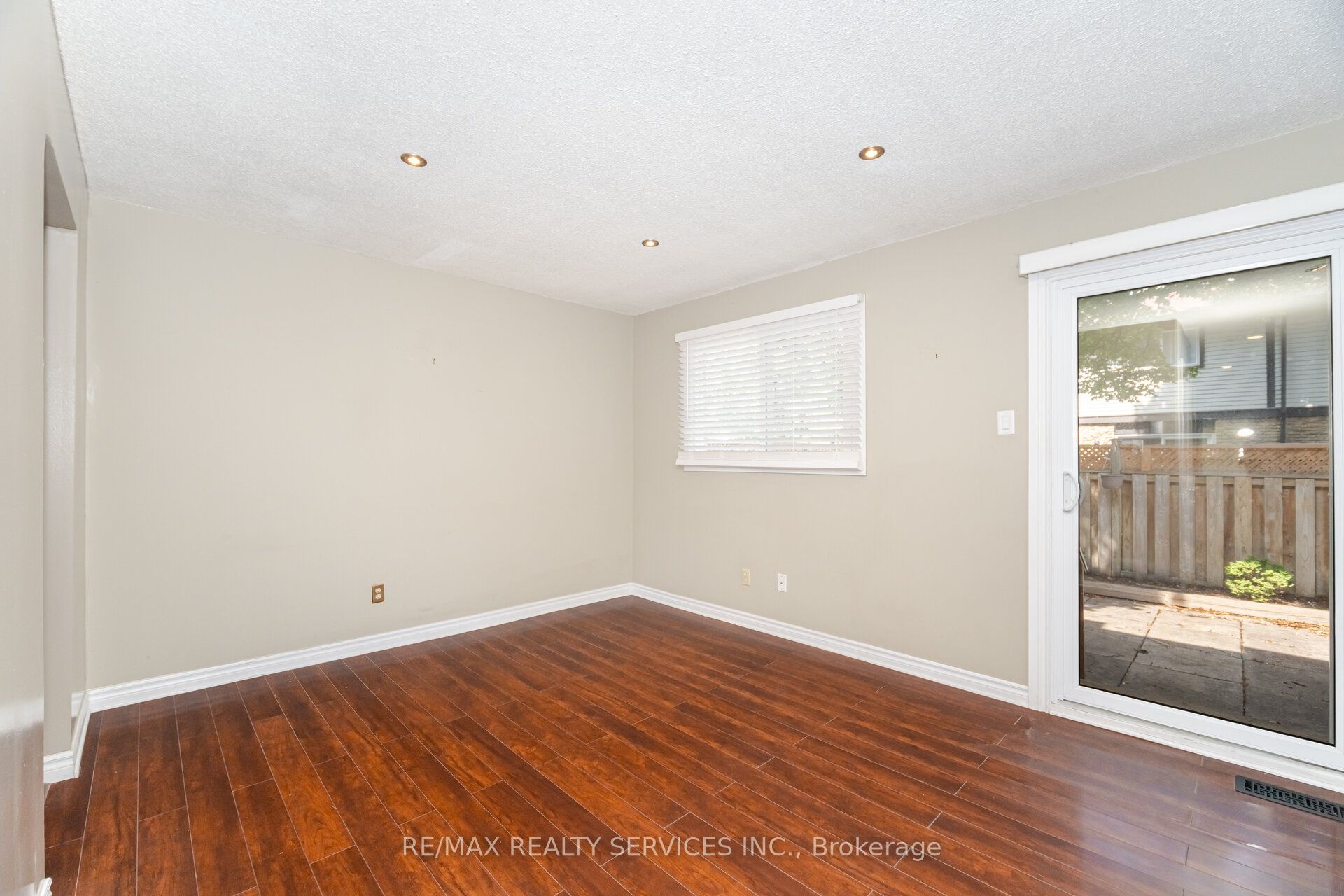 93 Hansen Road N 20 Property Photo 11