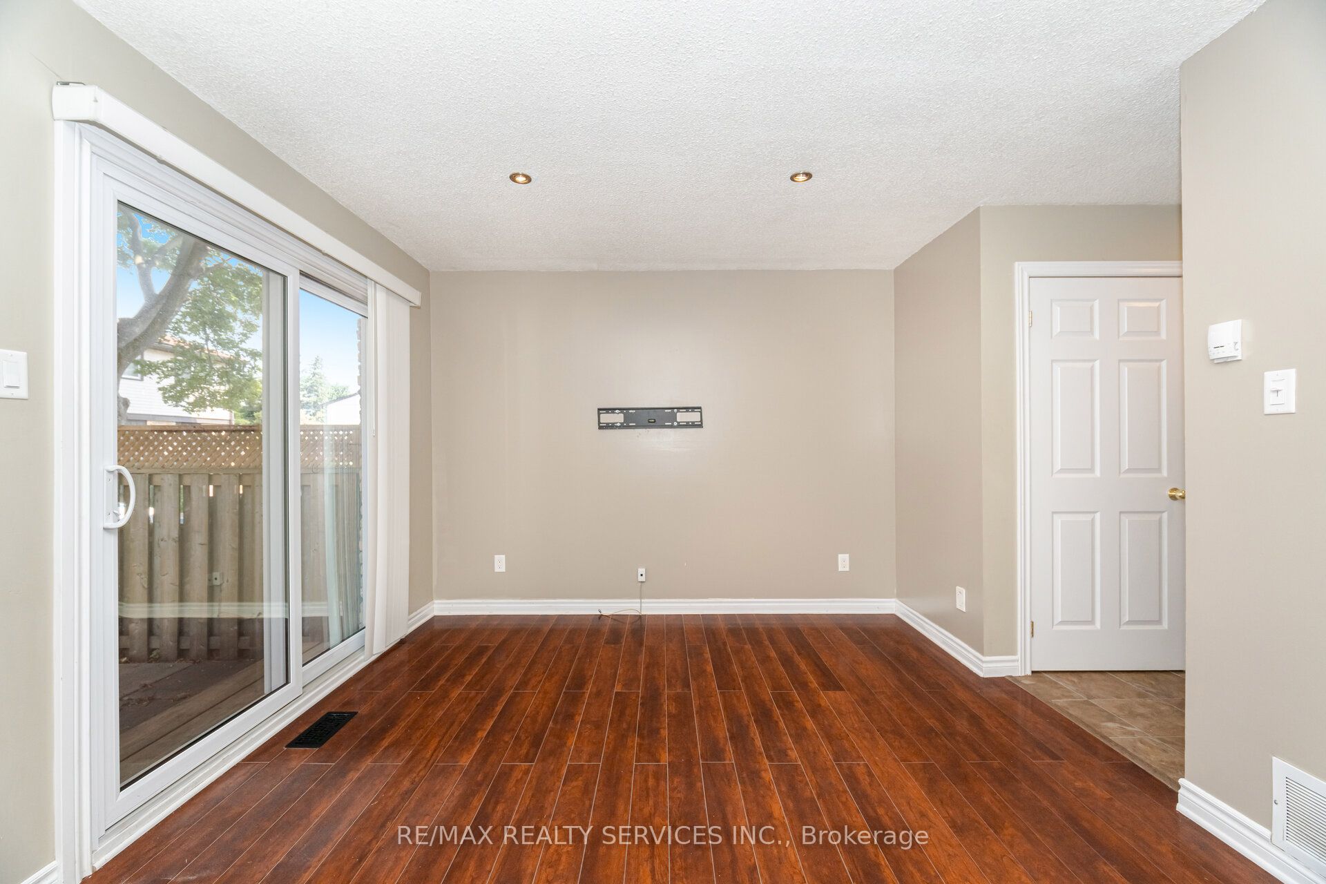 93 Hansen Road N 20 Property Photo 13