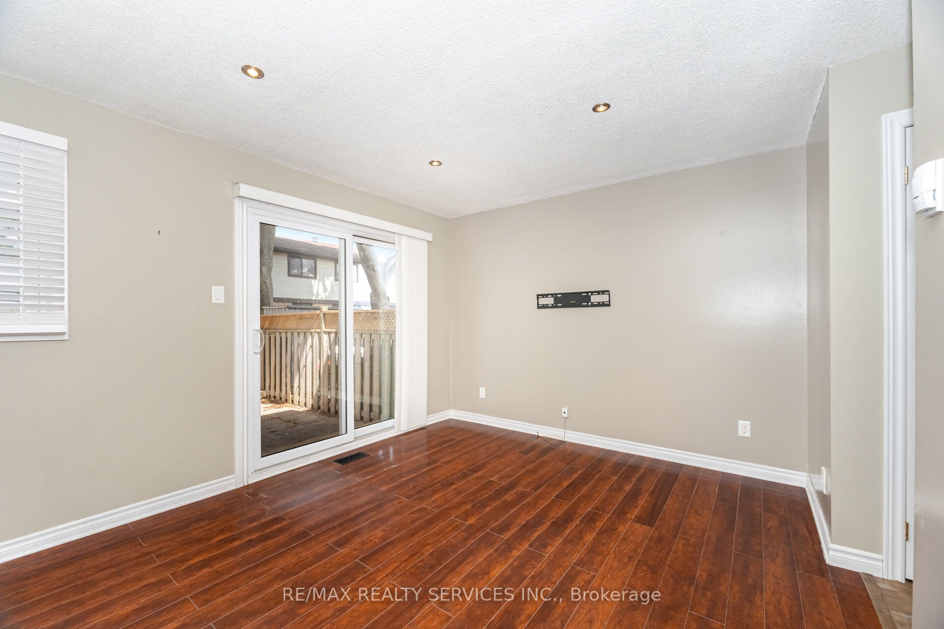 93 Hansen Road N 20 Property Photo 14