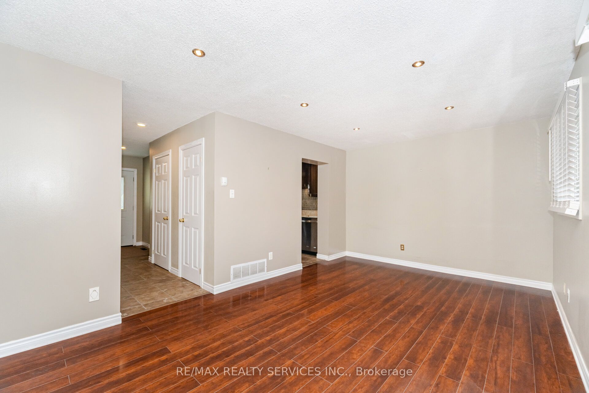 93 Hansen Road N 20 Property Photo 15