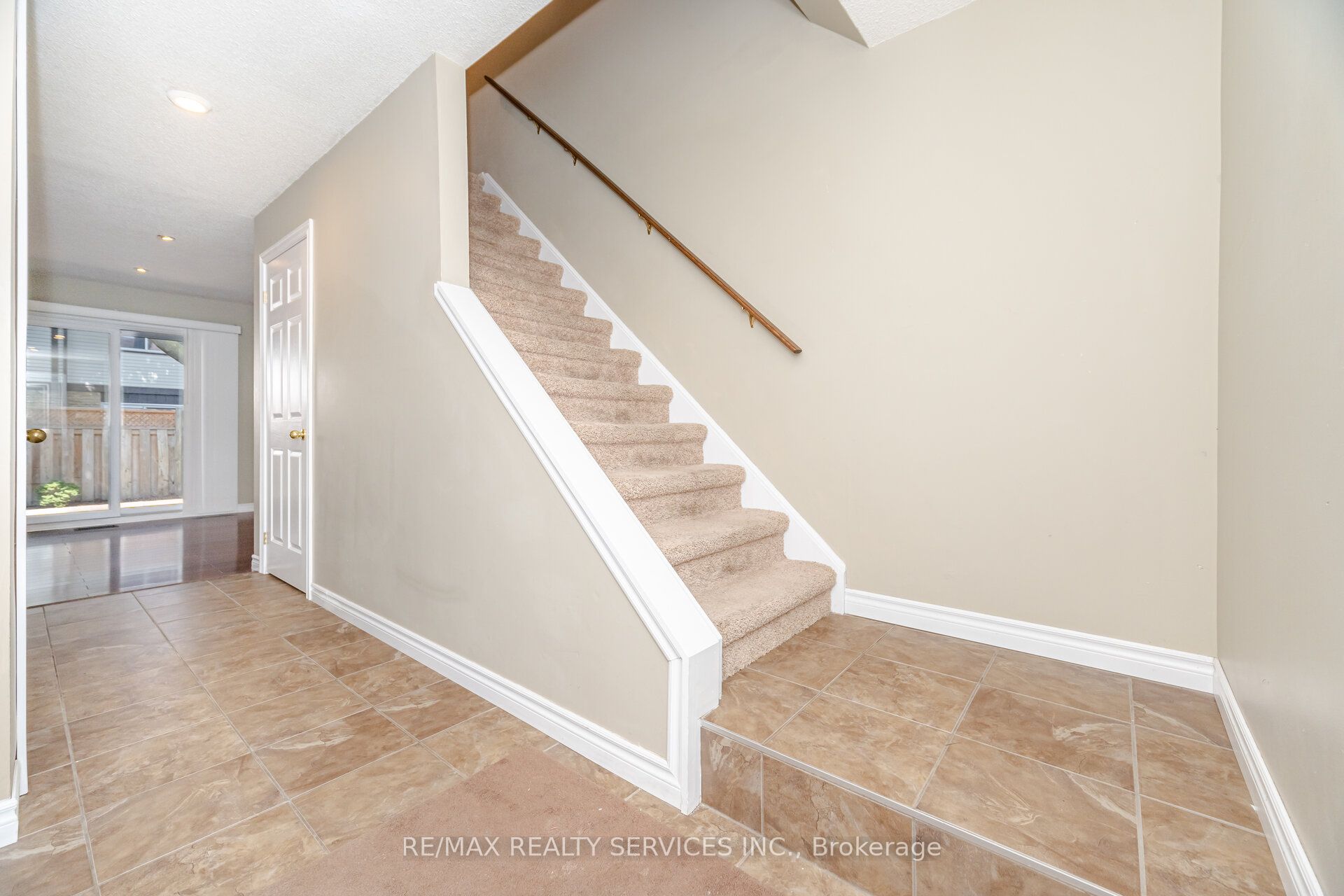 93 Hansen Road N 20 Property Photo 17