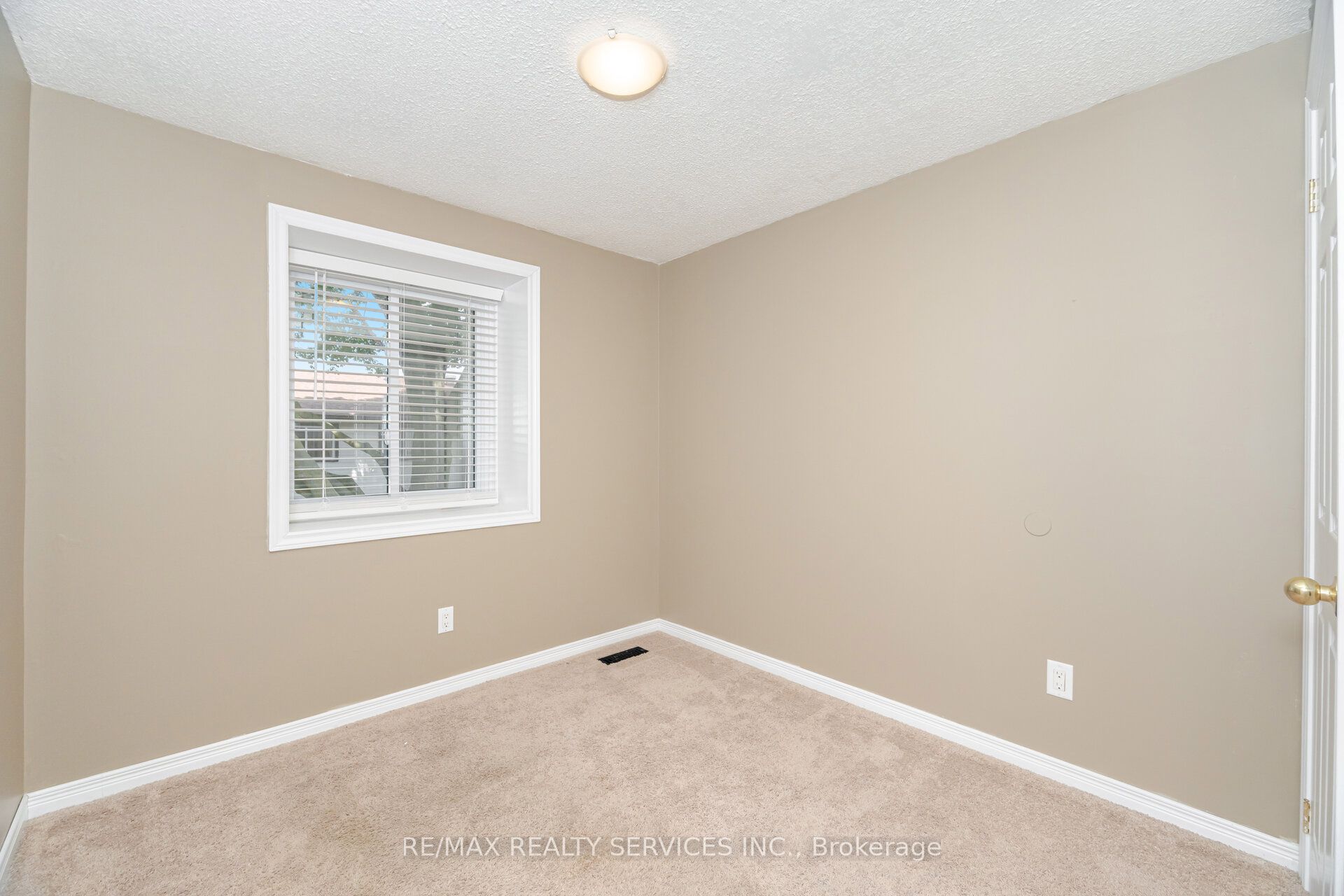 93 Hansen Road N 20 Property Photo 24