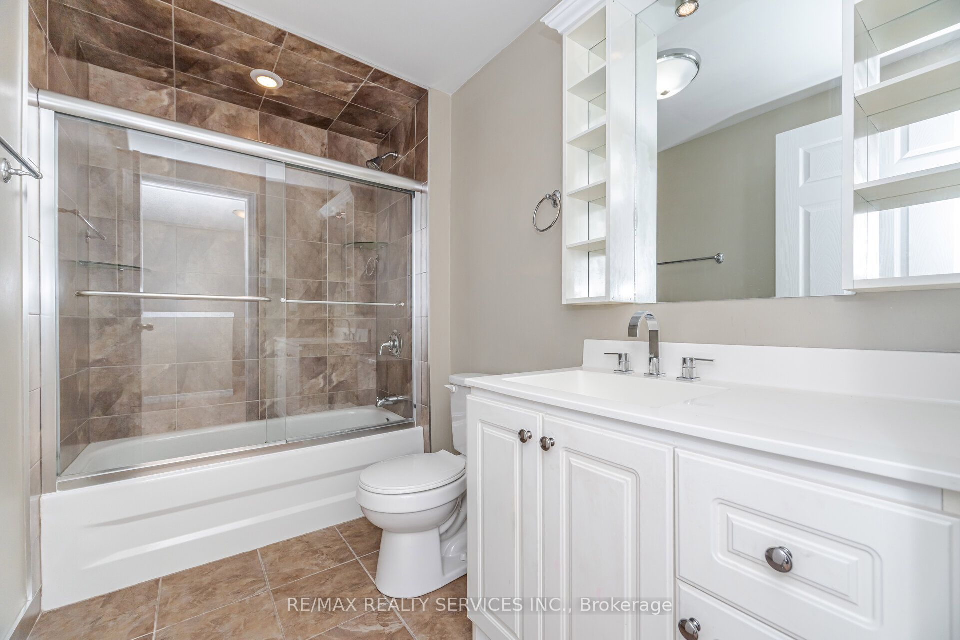 93 Hansen Road N 20 Property Photo 26