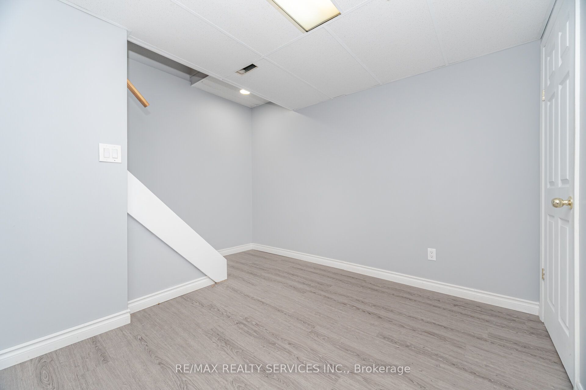 93 Hansen Road N 20 Property Photo 28