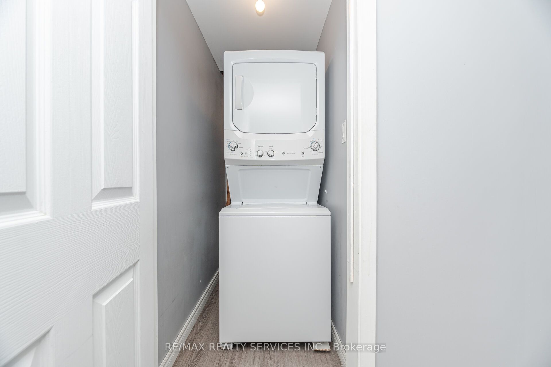 93 Hansen Road N 20 Property Photo 33