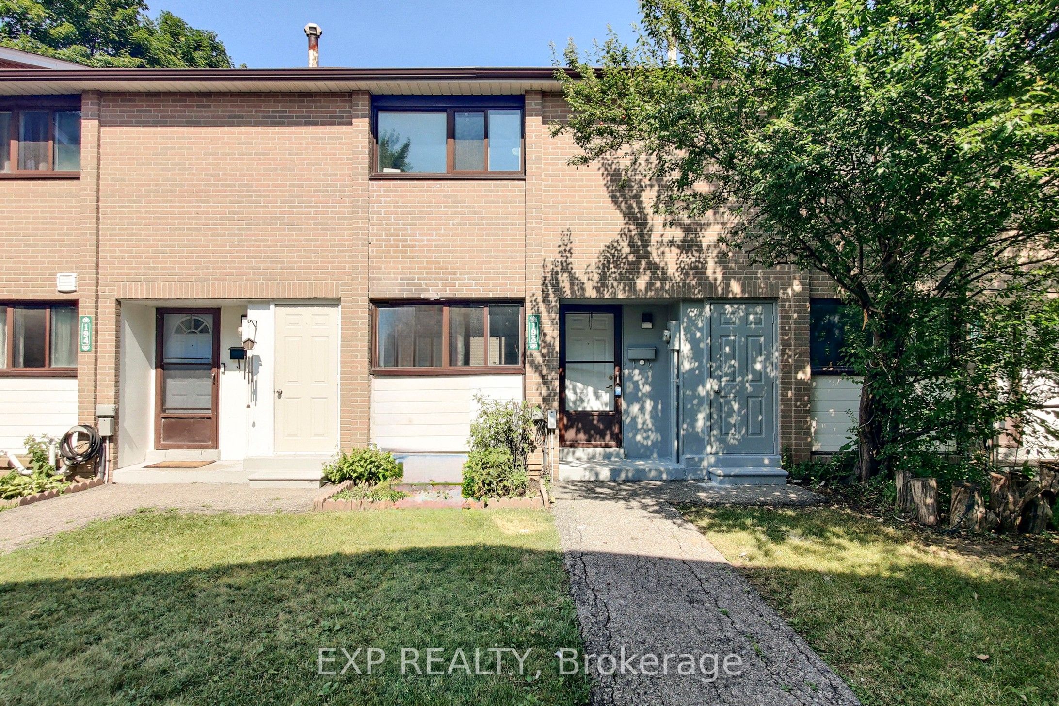 193 Fleetwood Cres Property Photo 1