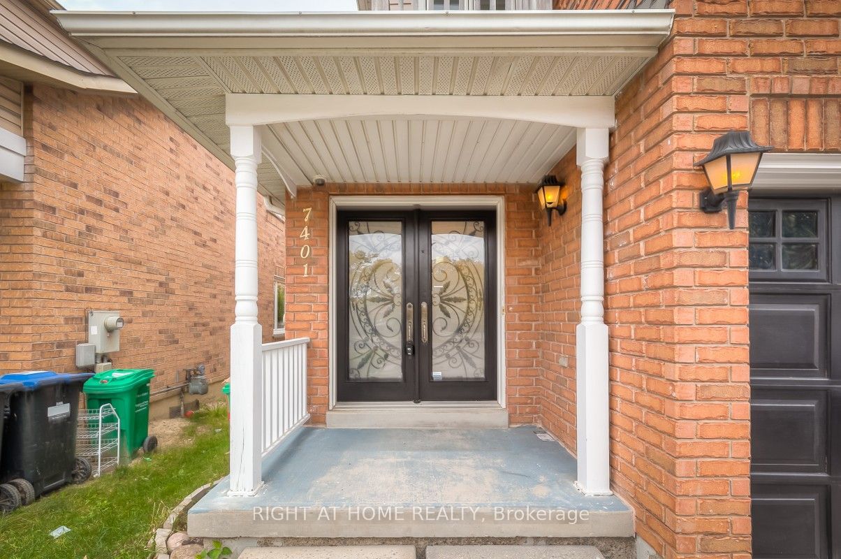 7401 Village Walk Property Photo 1