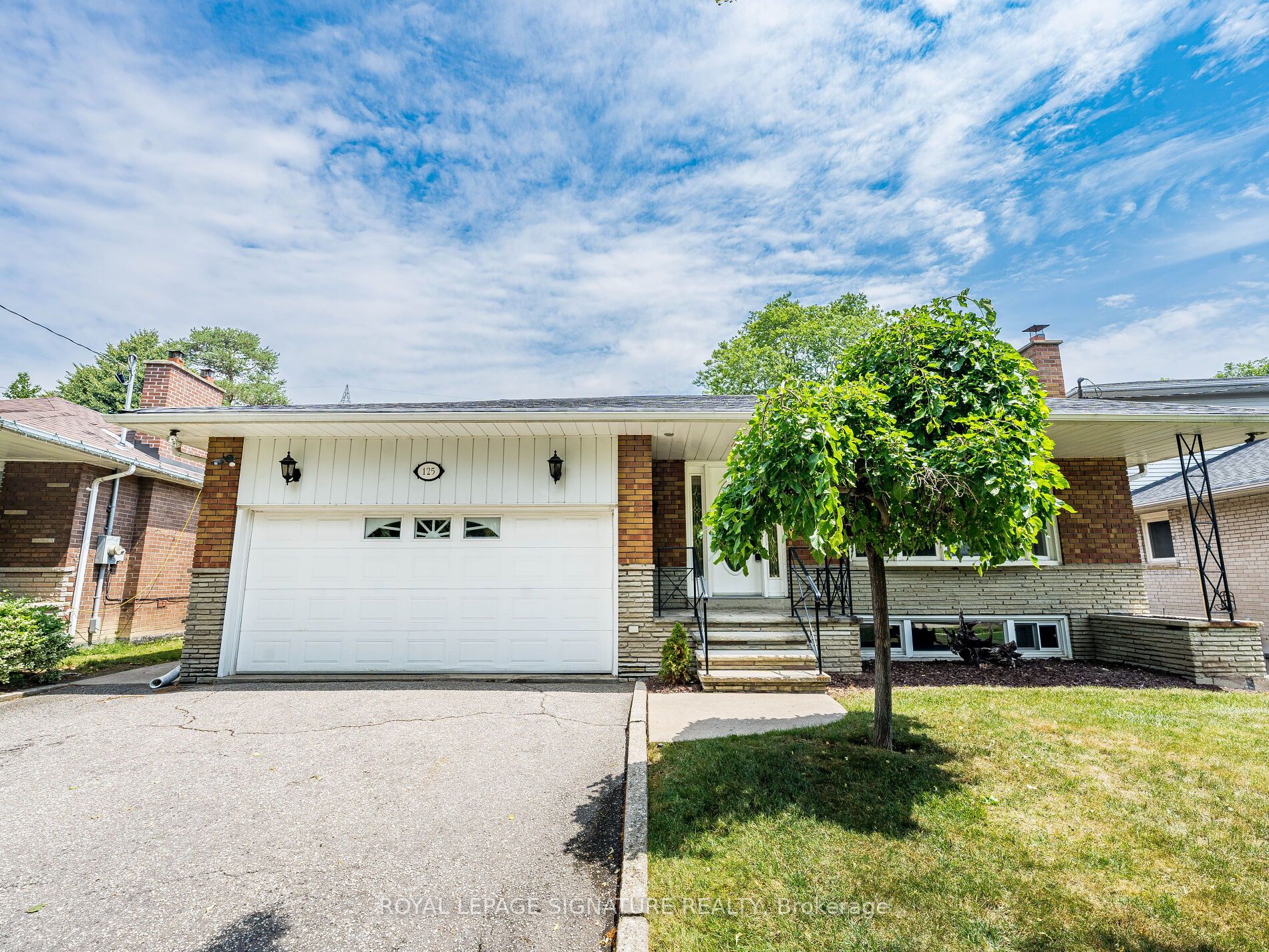 125 Decarie Circle Property Photo 1