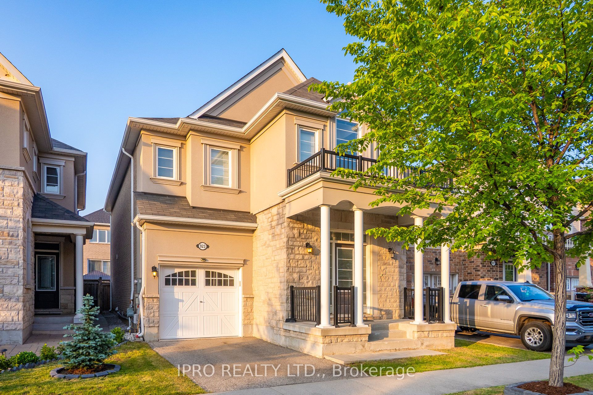 923 Penson Cres Property Photo 1