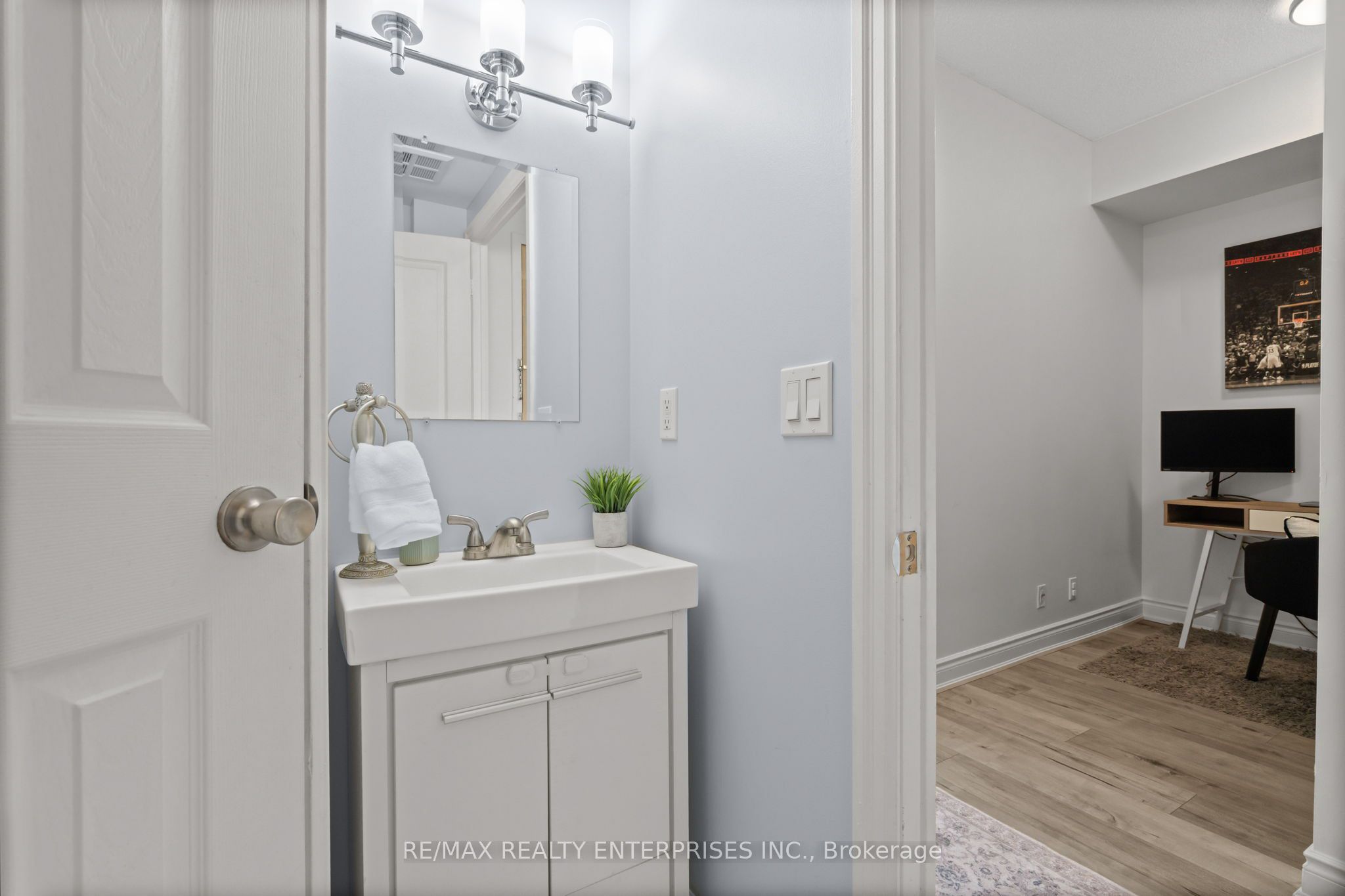 220 Burnhamthorpe Road W 916 Property Photo 6