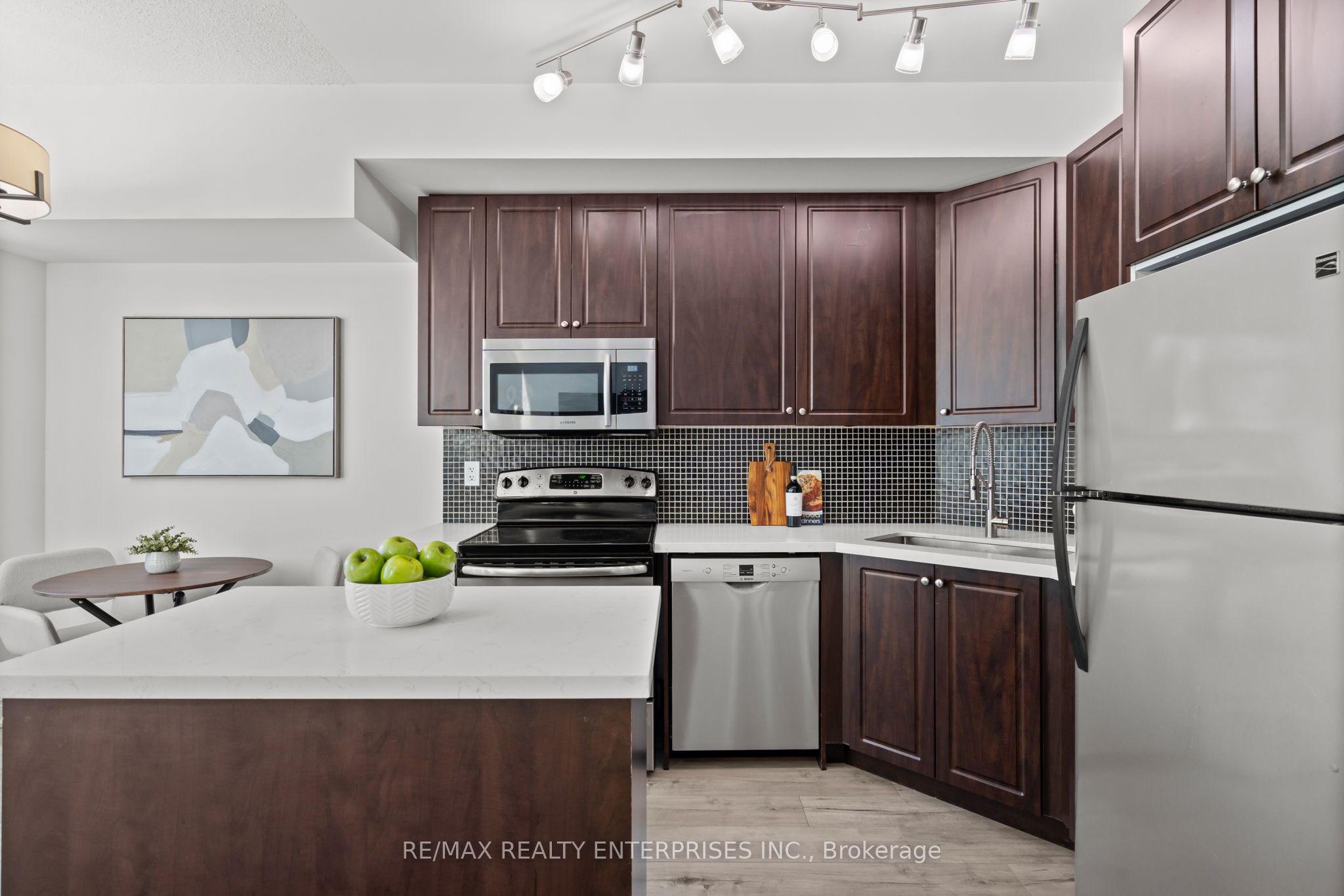 220 Burnhamthorpe Road W 916 Property Photo 13