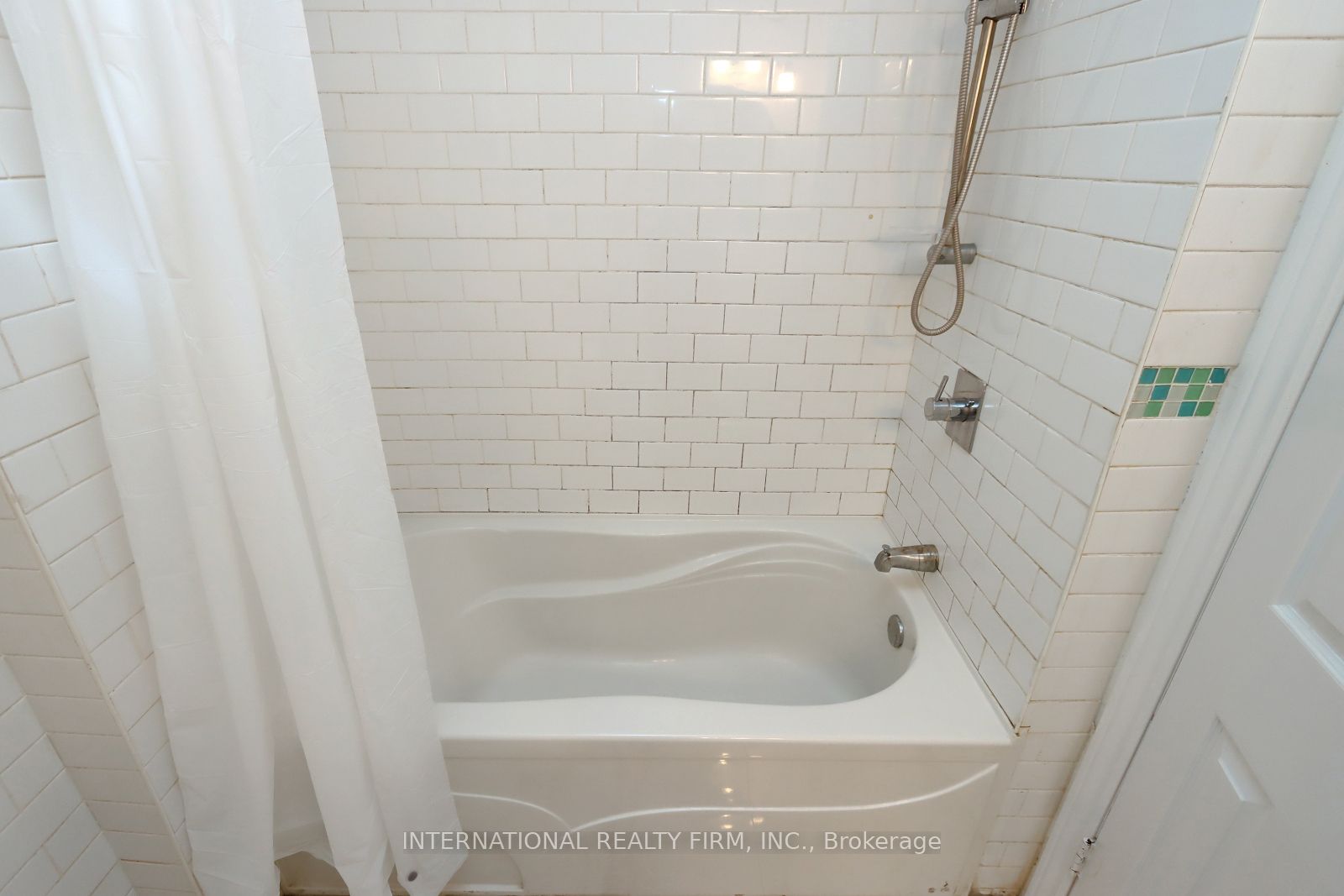 3352 Queen Frederica Drive Property Photo 7