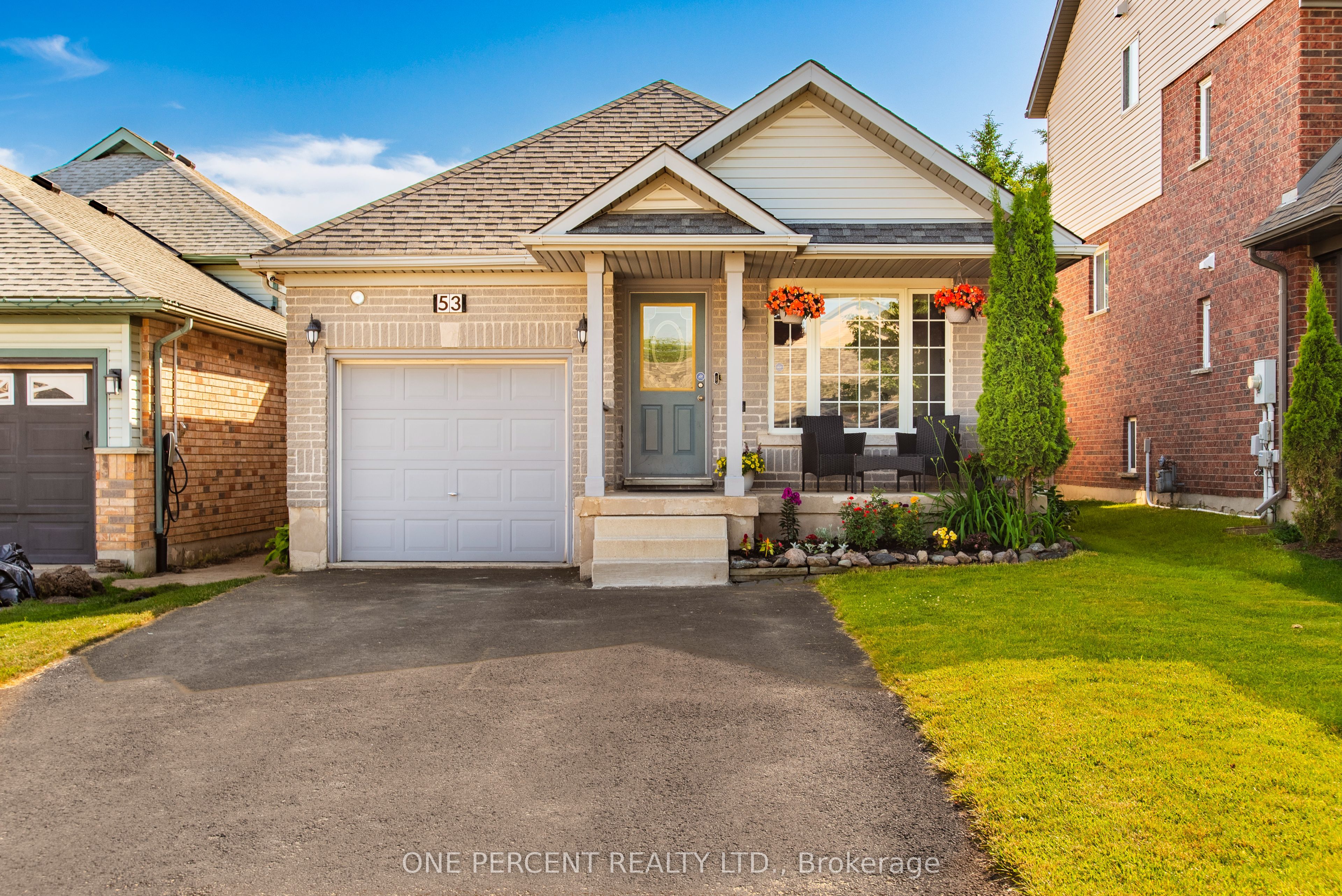 53 Biscayne Cres Property Photo 1