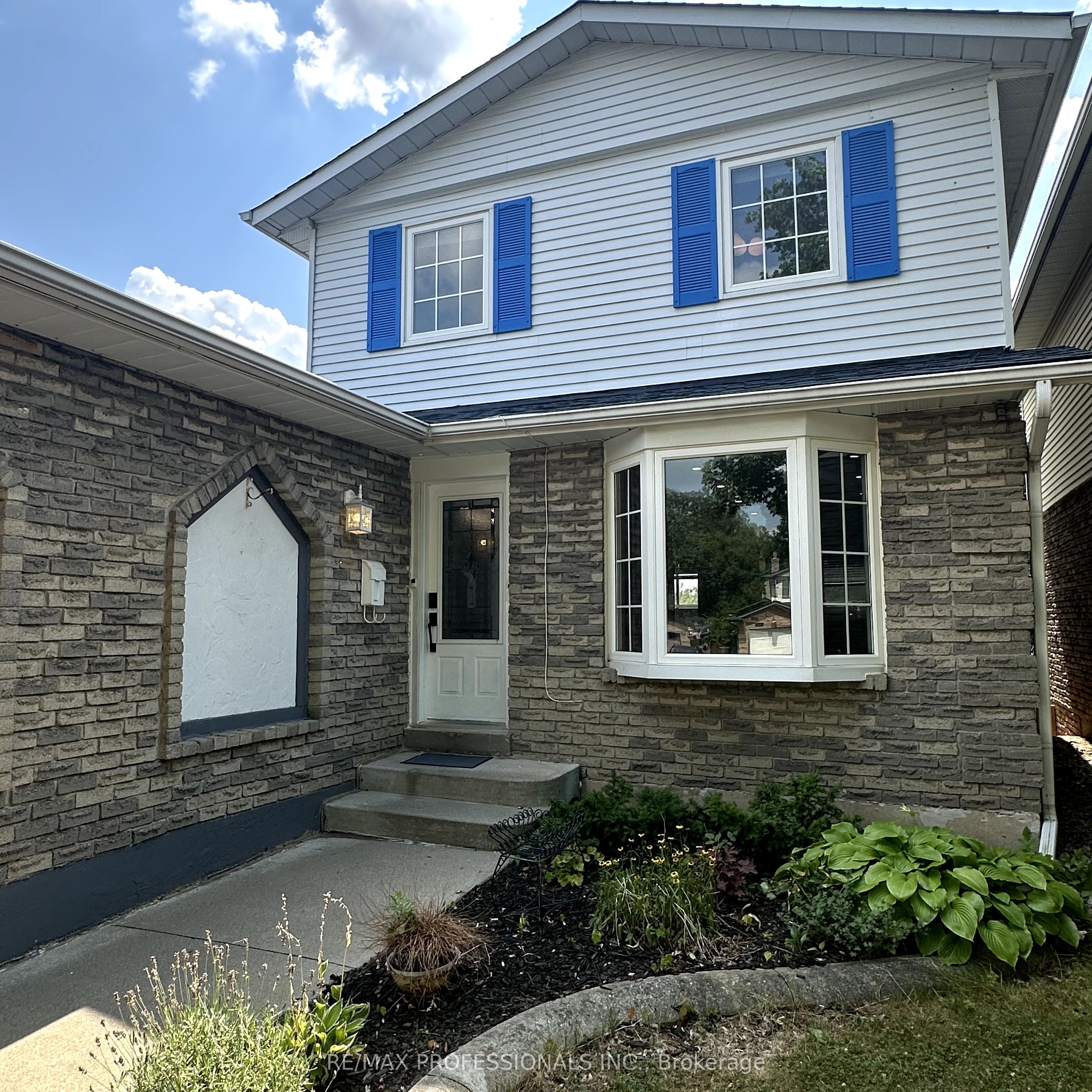 2416 Malcolm Crescent Entire House Property Photo 1