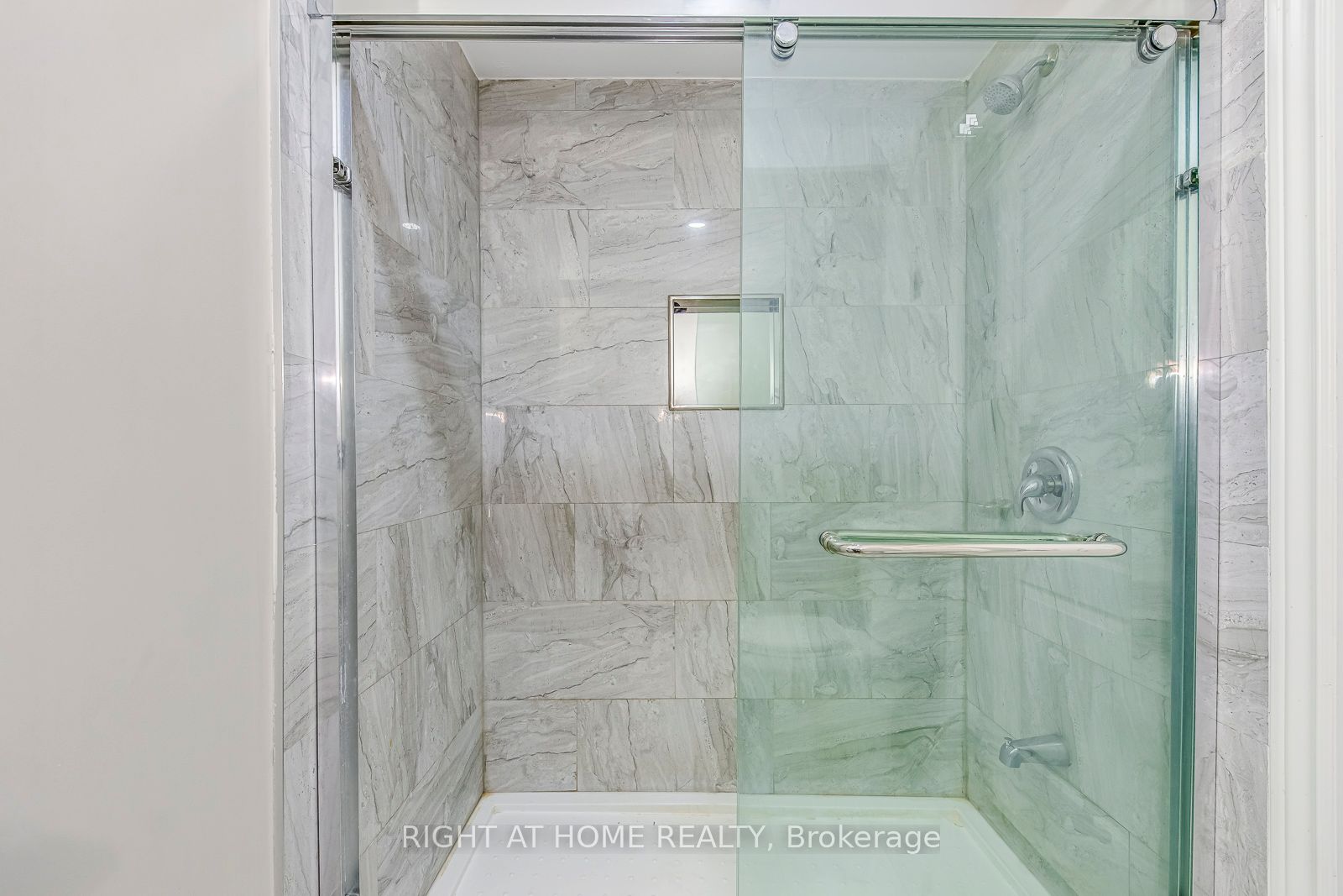 99 Masters Green Crescent Bsmt Property Photo 2