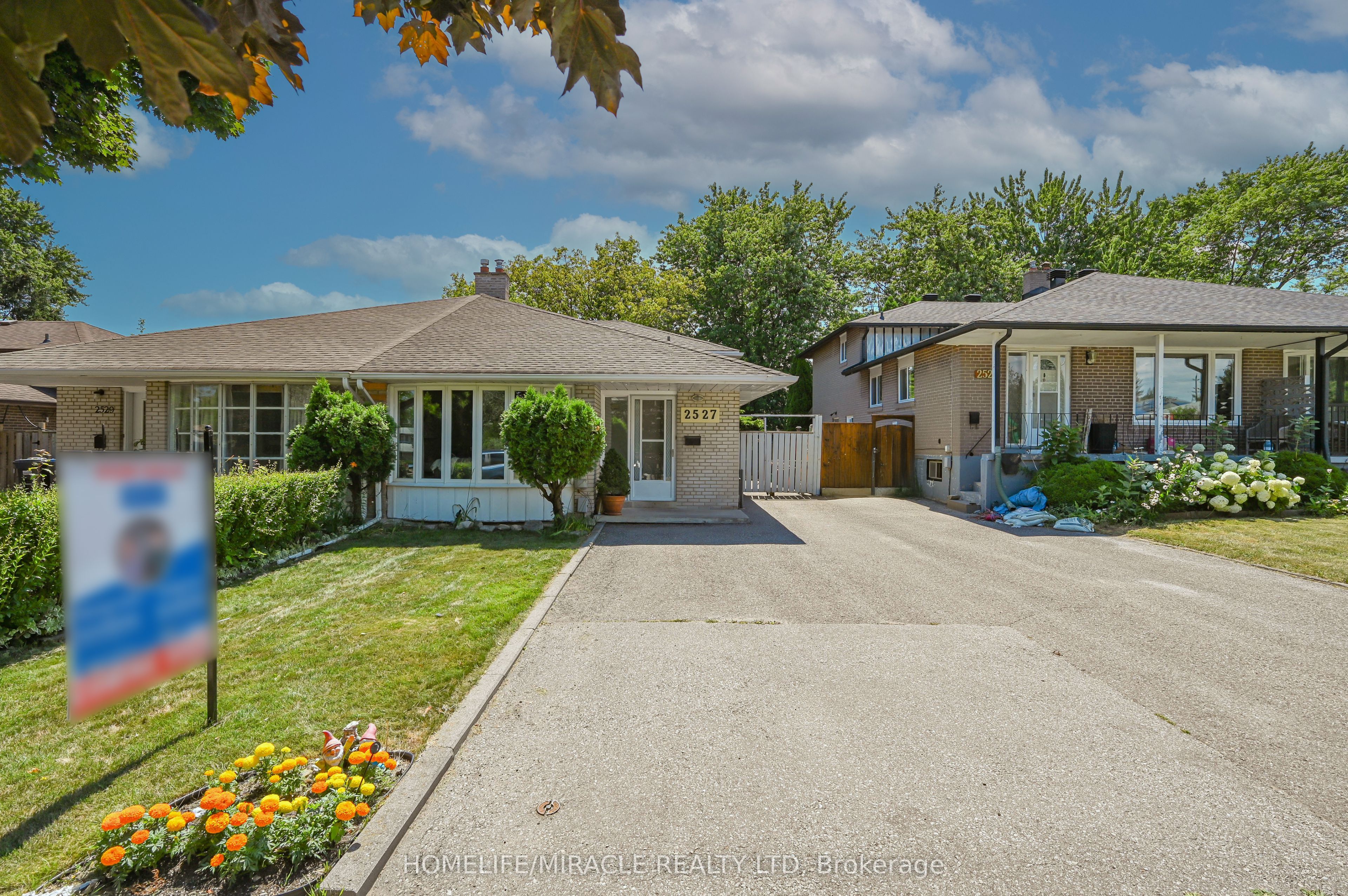 2527 Padstow Crescent Property Photo 1