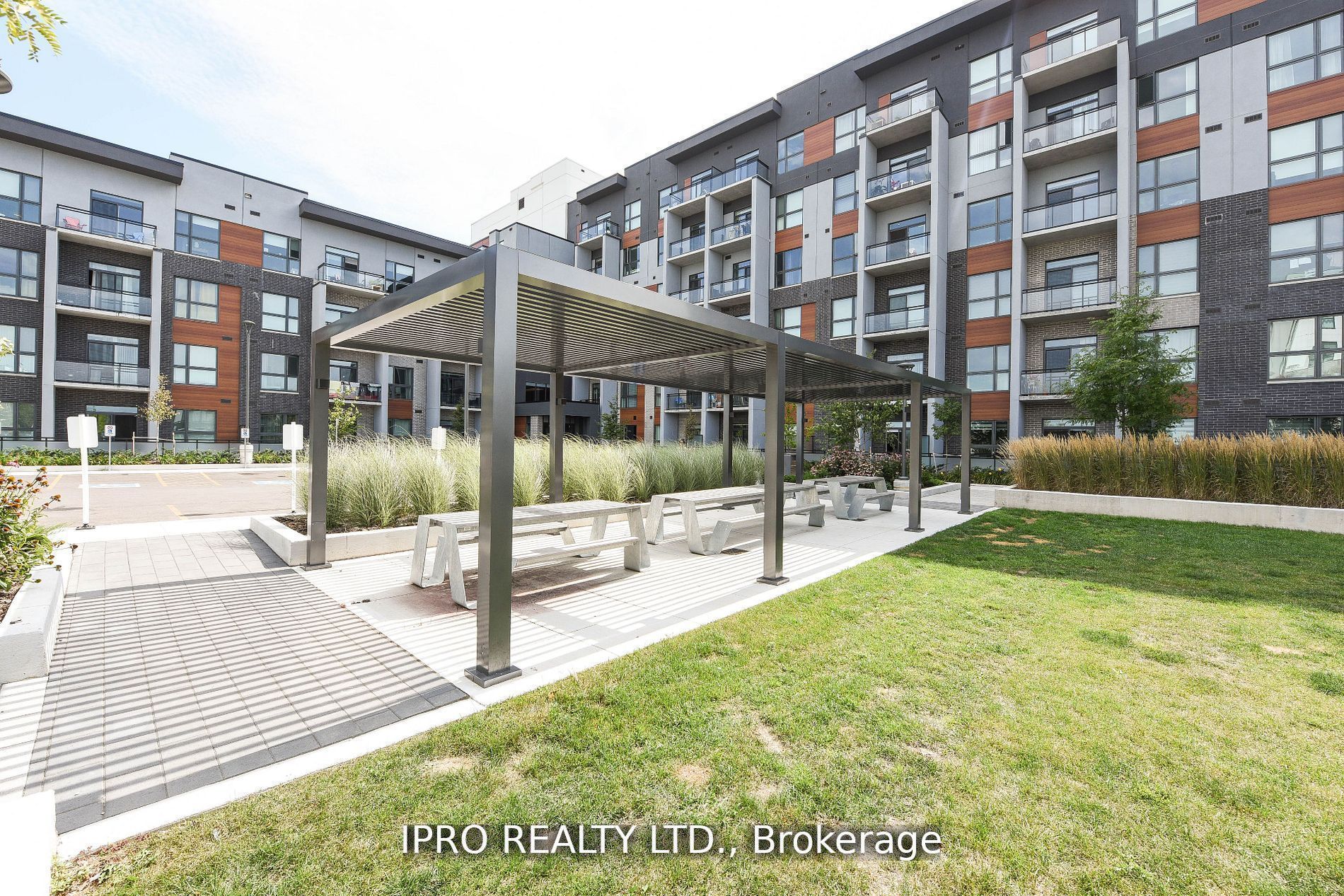 95 Dundas St W Property Photo 1
