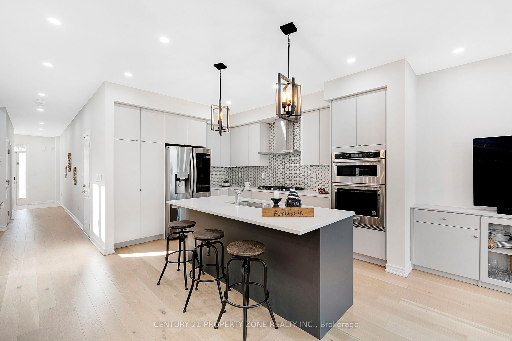458 Bergamot Avenue Property Photo 4