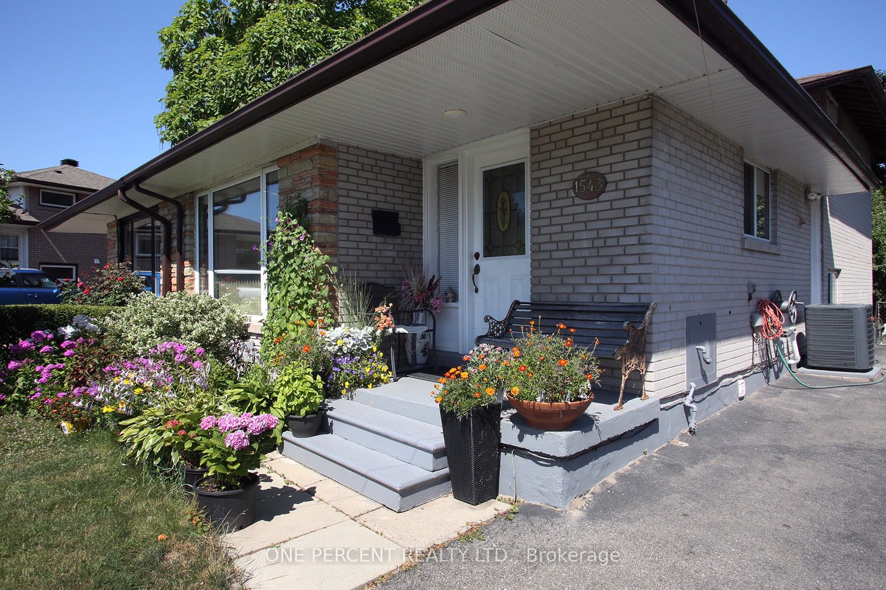 1543 Sandgate Crescent Property Photo 2
