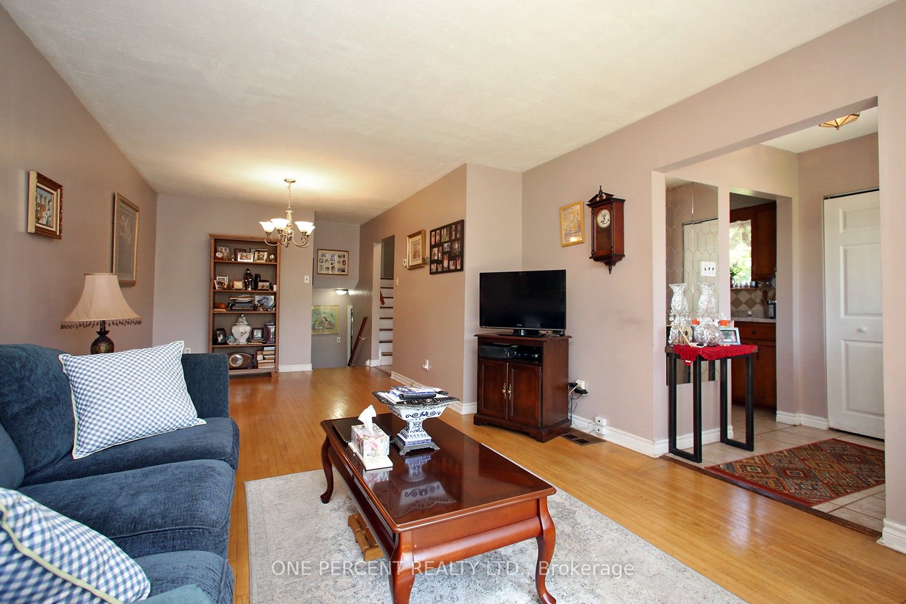 1543 Sandgate Crescent Property Photo 4