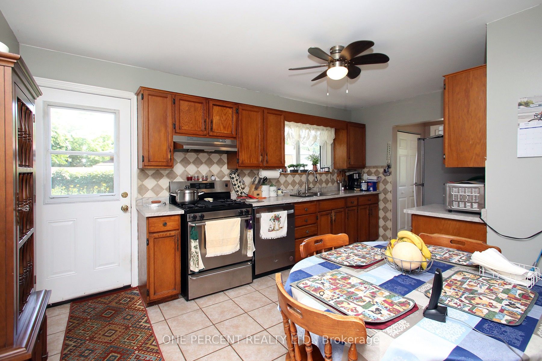 1543 Sandgate Crescent Property Photo 6