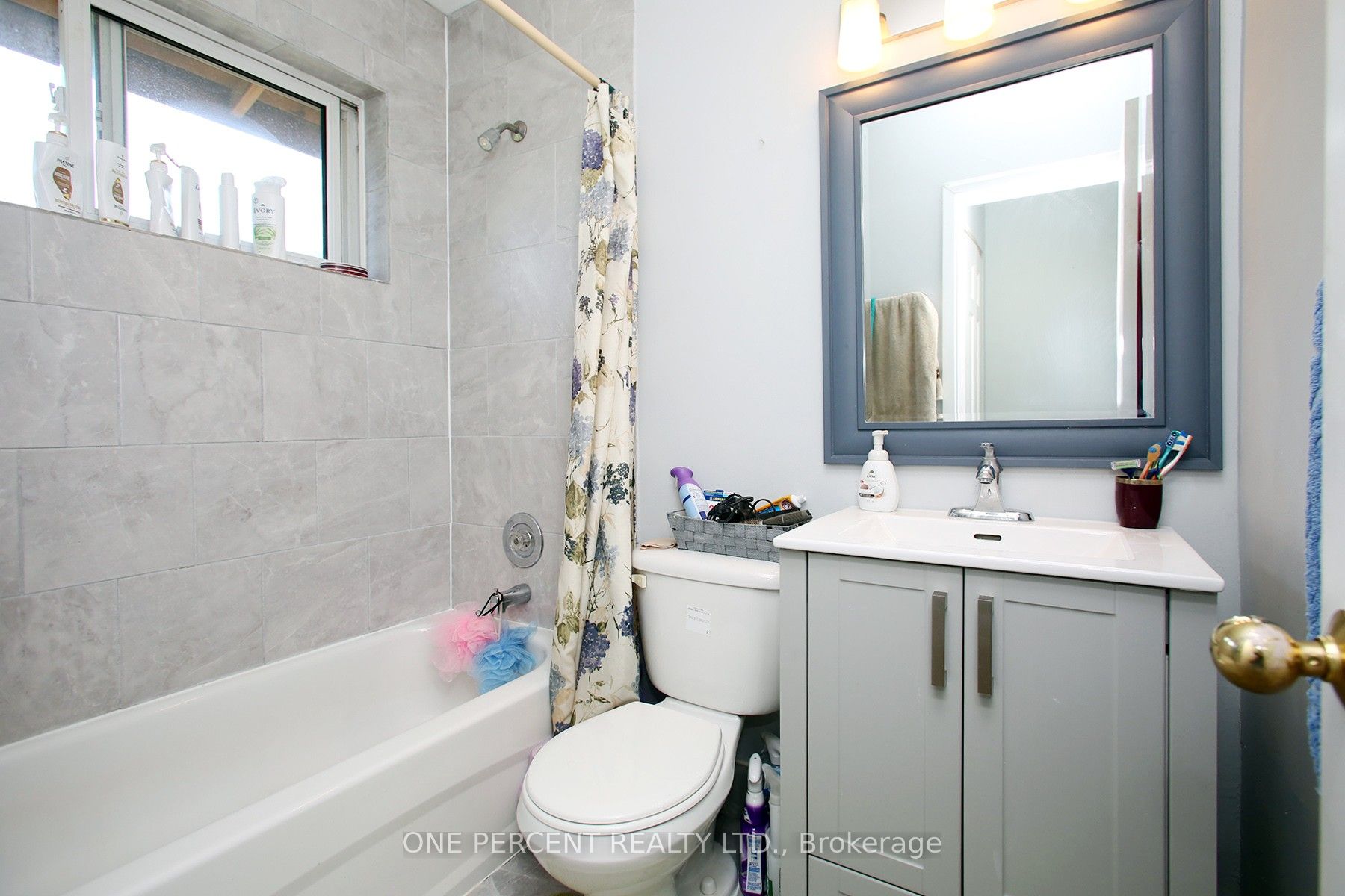 1543 Sandgate Crescent Property Photo 8