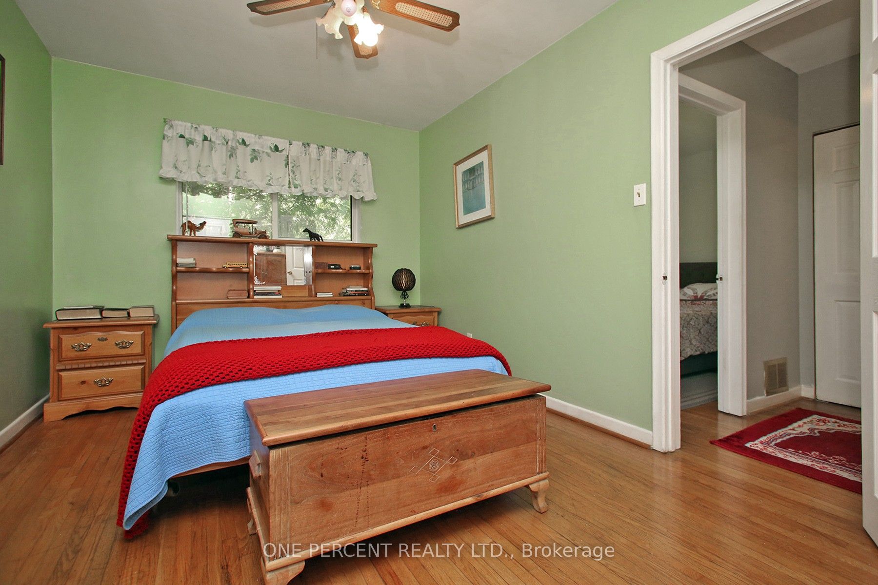 1543 Sandgate Crescent Property Photo 9