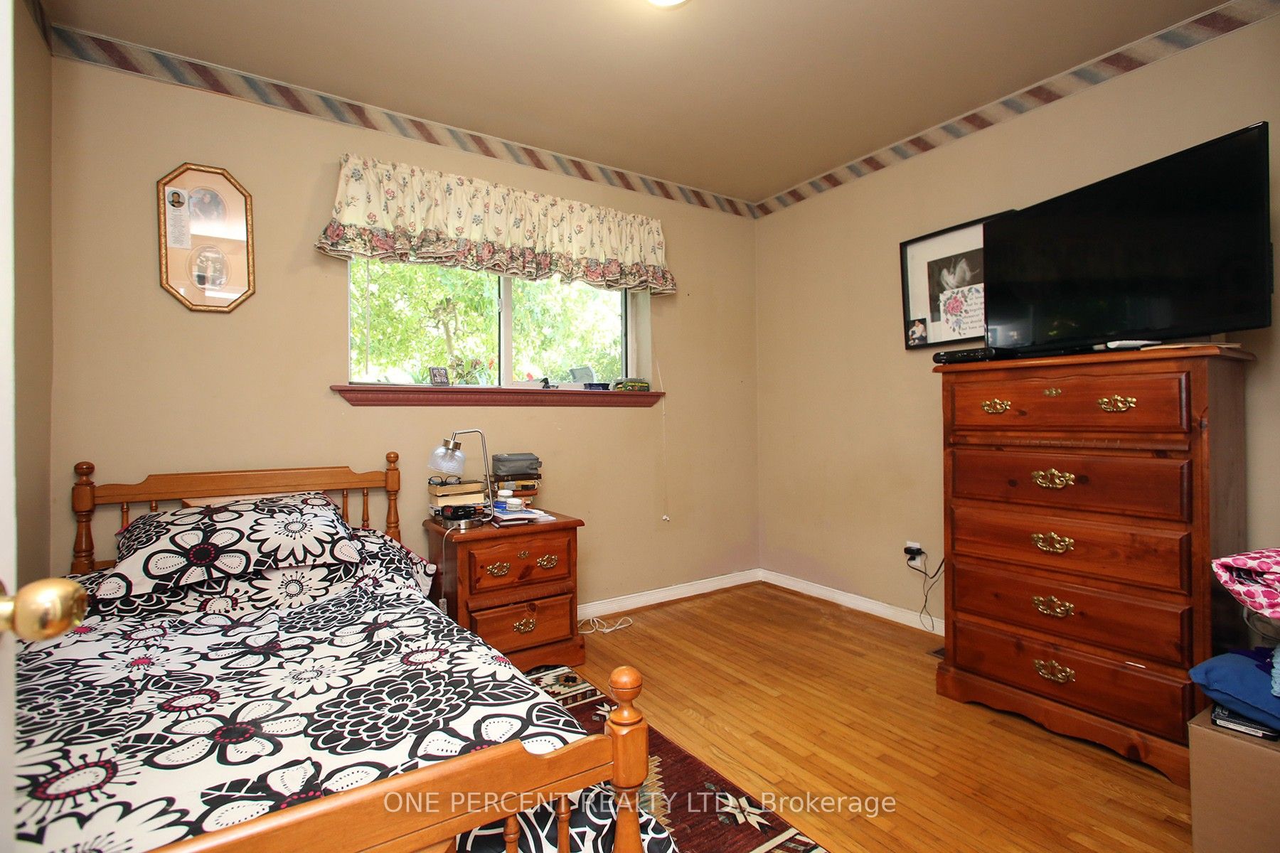 1543 Sandgate Crescent Property Photo 11