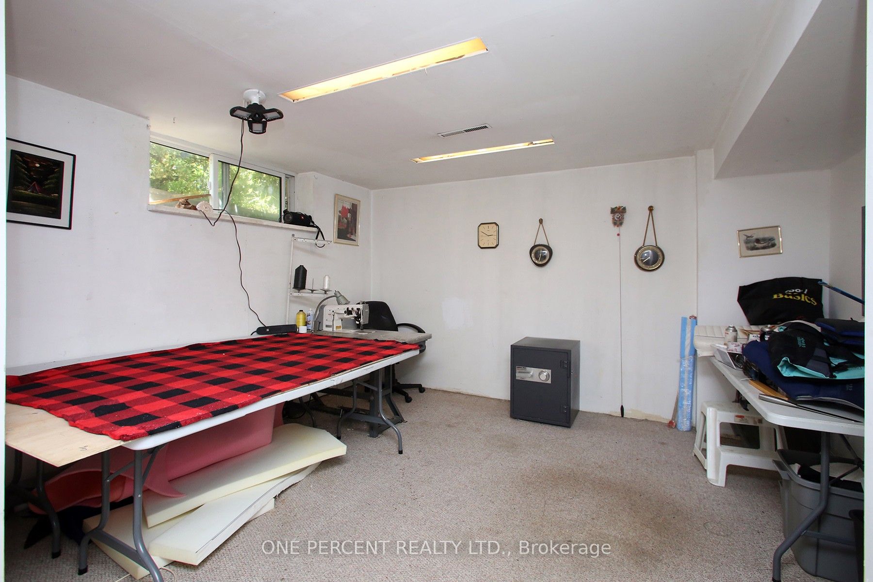 1543 Sandgate Crescent Property Photo 14