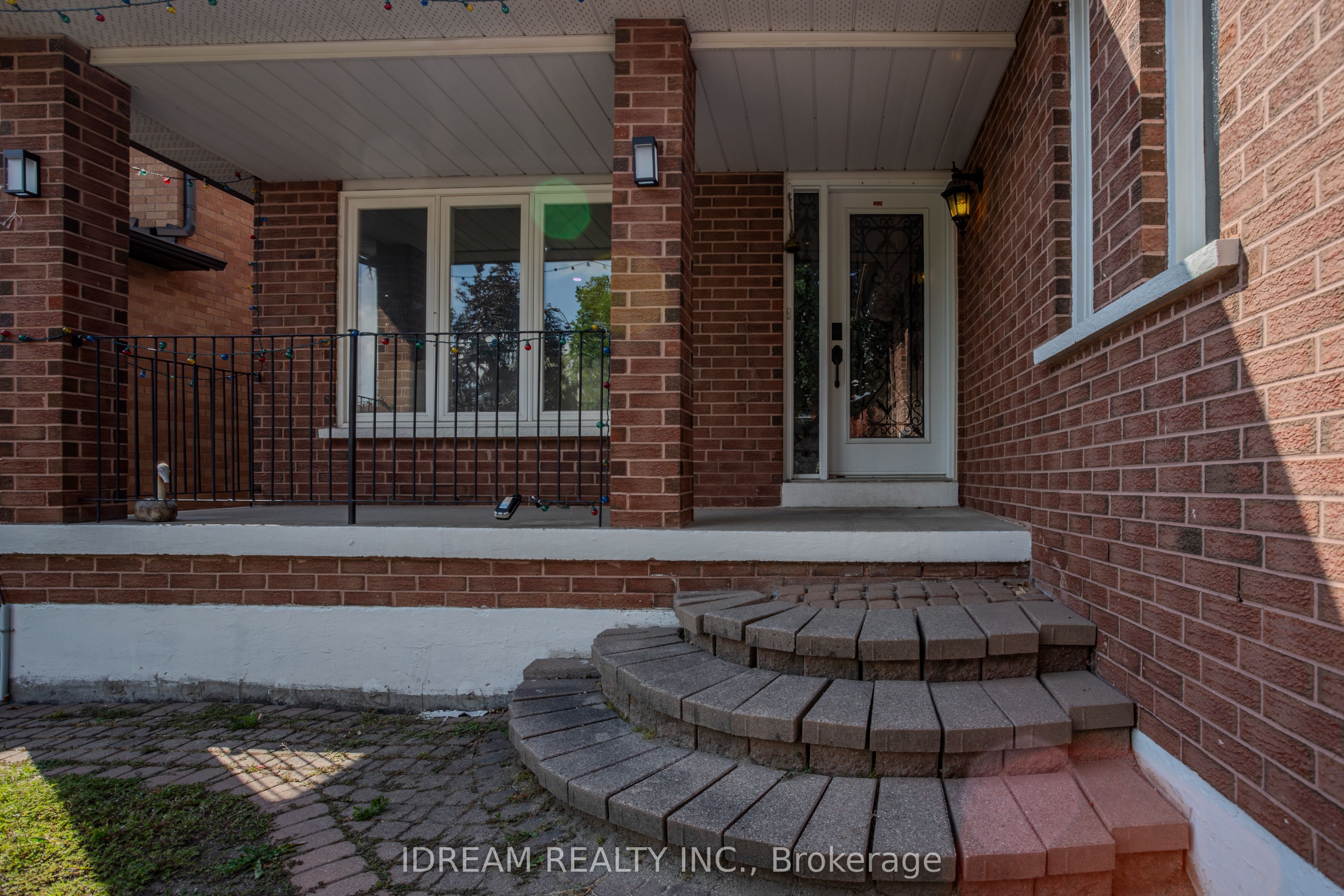 200 Springbrooke Crescent Upper Property Photo 3