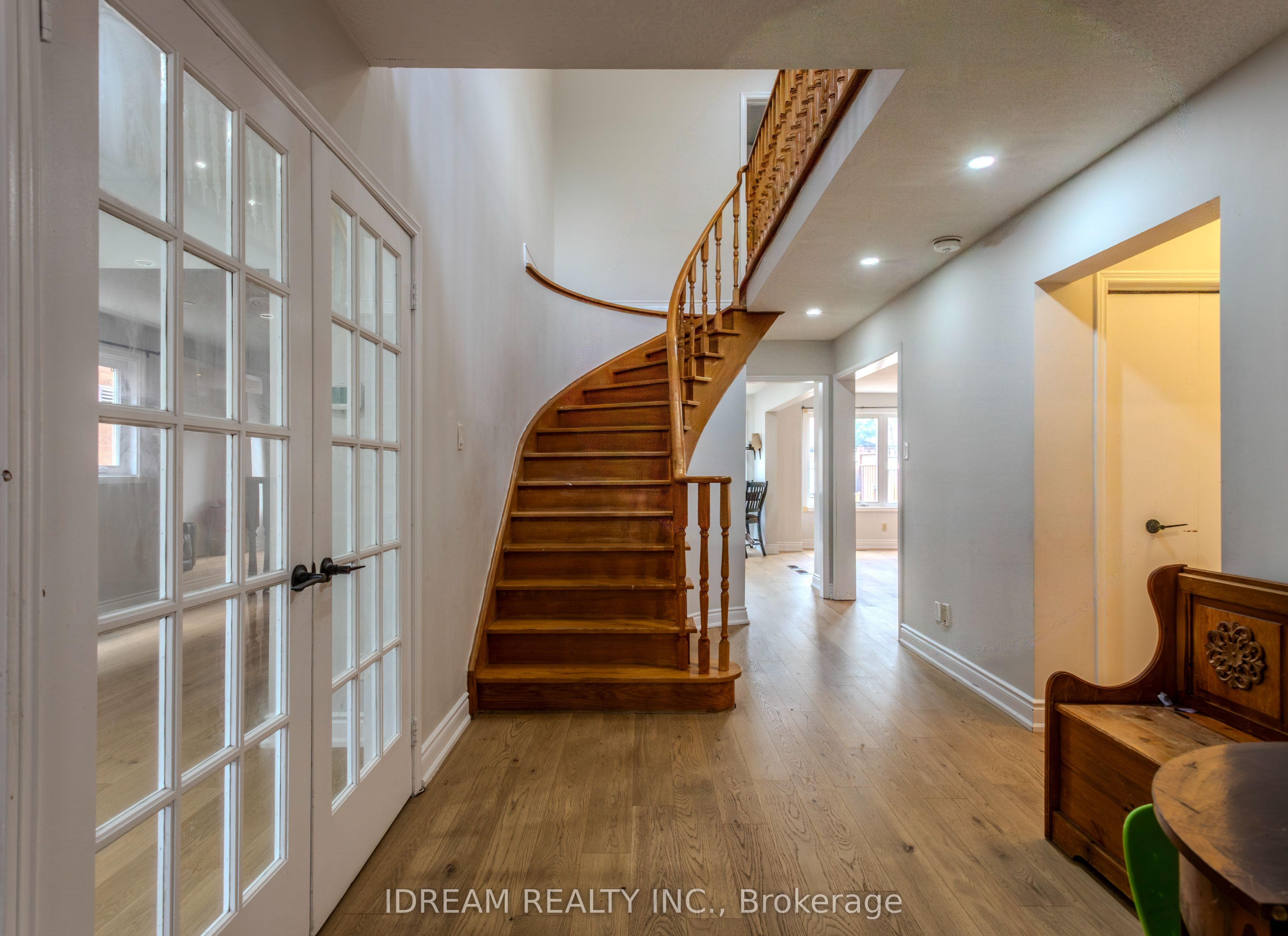 200 Springbrooke Crescent Upper Property Photo 5