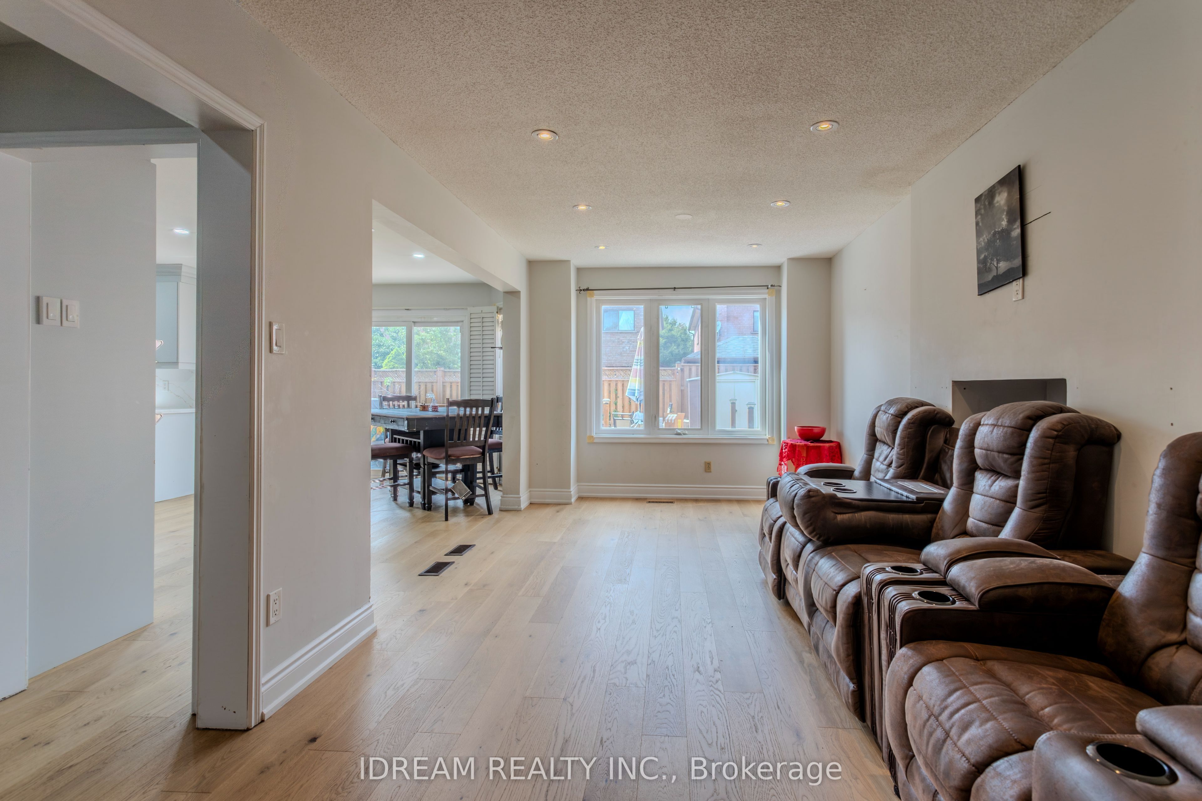 200 Springbrooke Crescent Upper Property Photo 7
