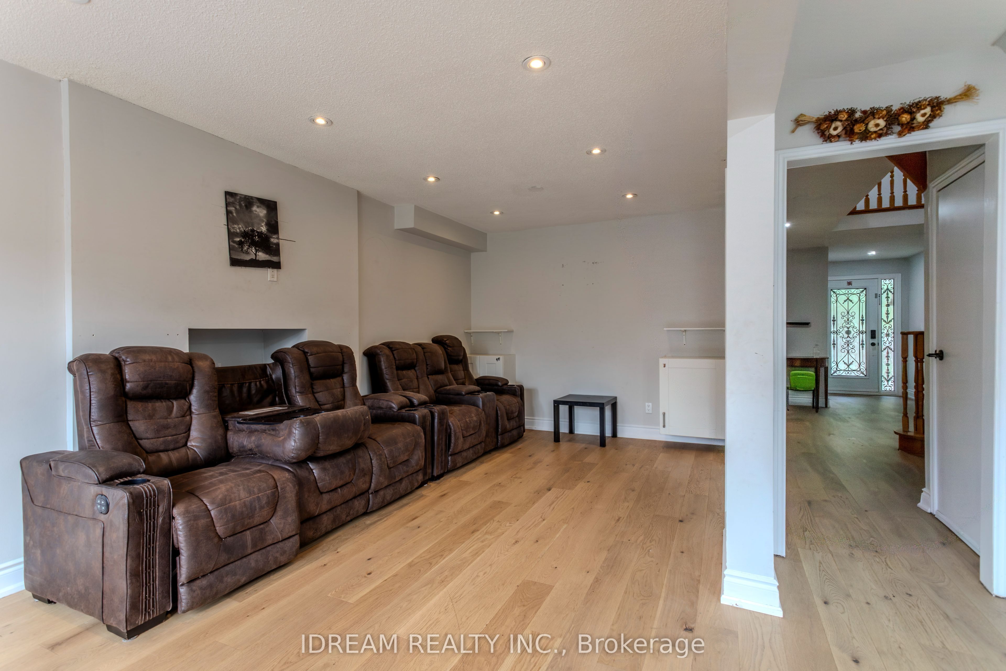 200 Springbrooke Crescent Upper Property Photo 8