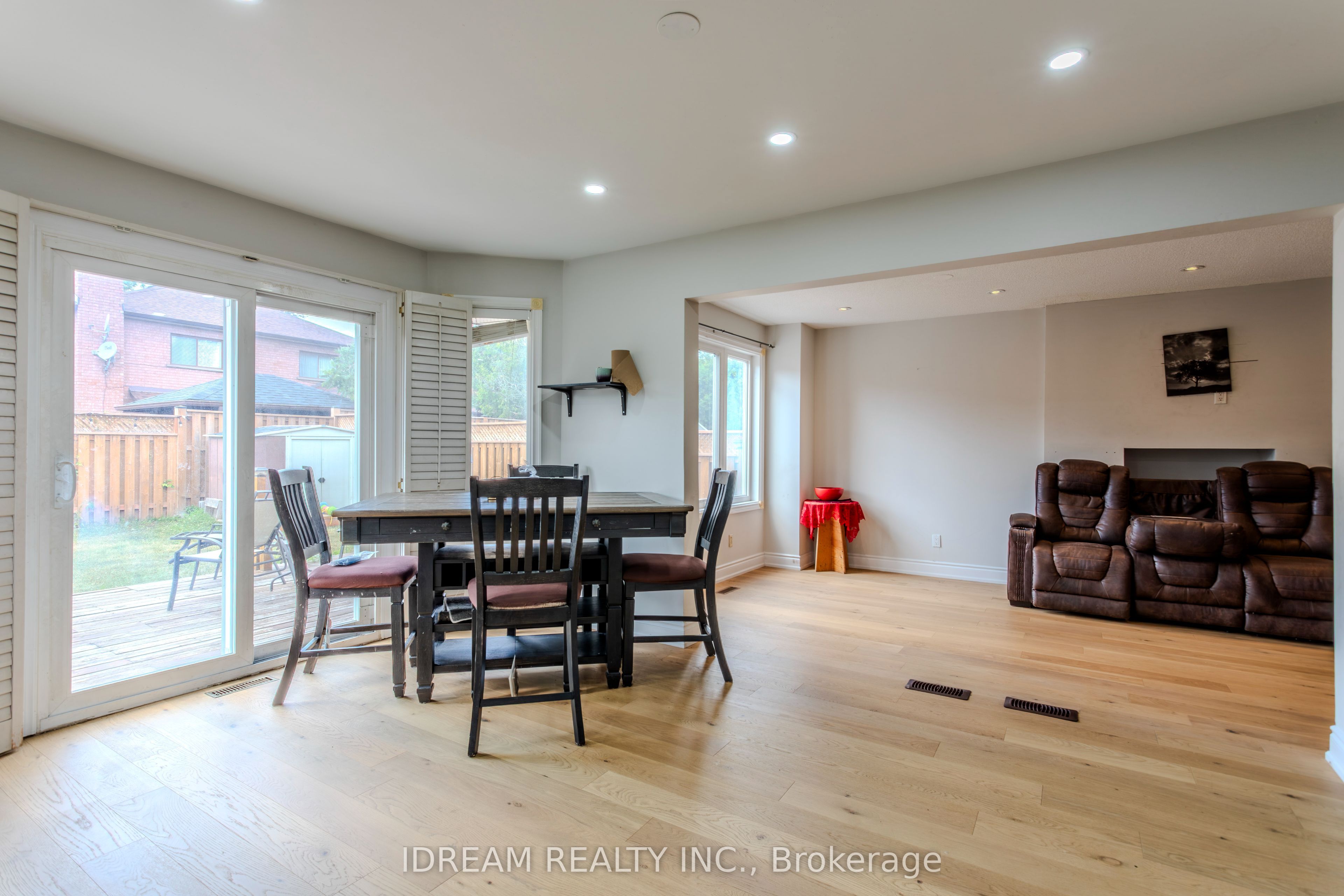 200 Springbrooke Crescent Upper Property Photo 9