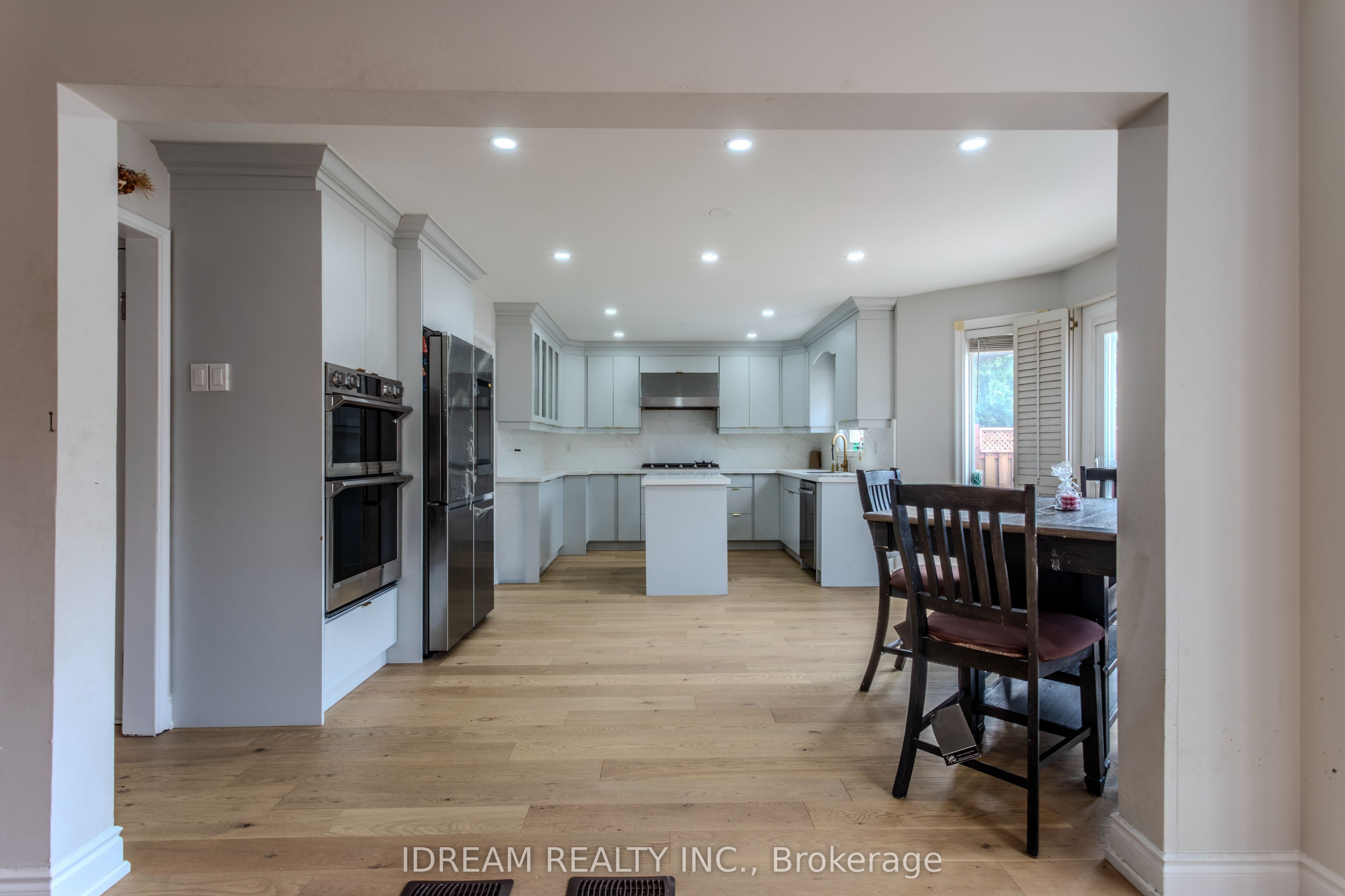 200 Springbrooke Crescent Upper Property Photo 11