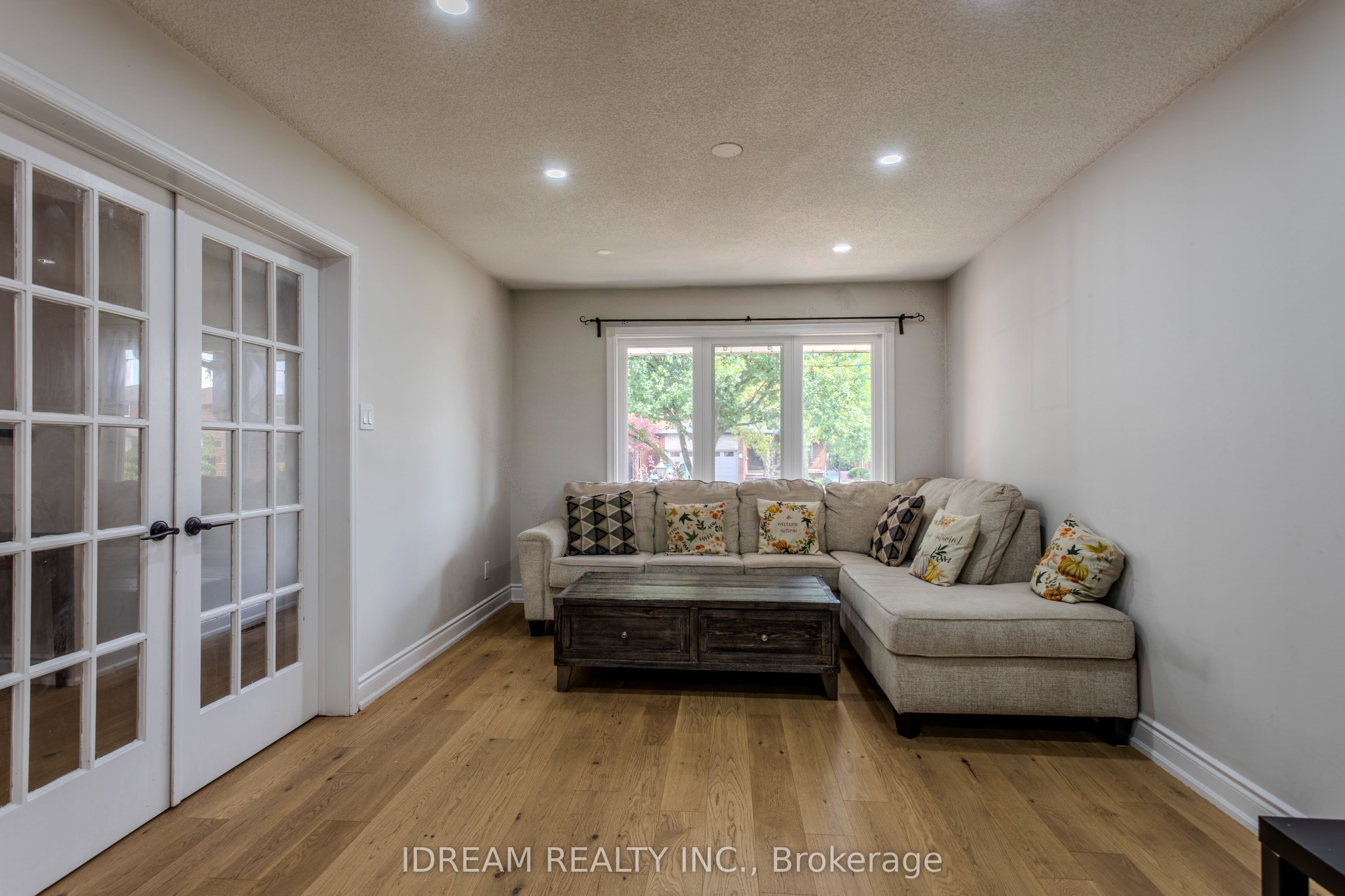 200 Springbrooke Crescent Upper Property Photo 16