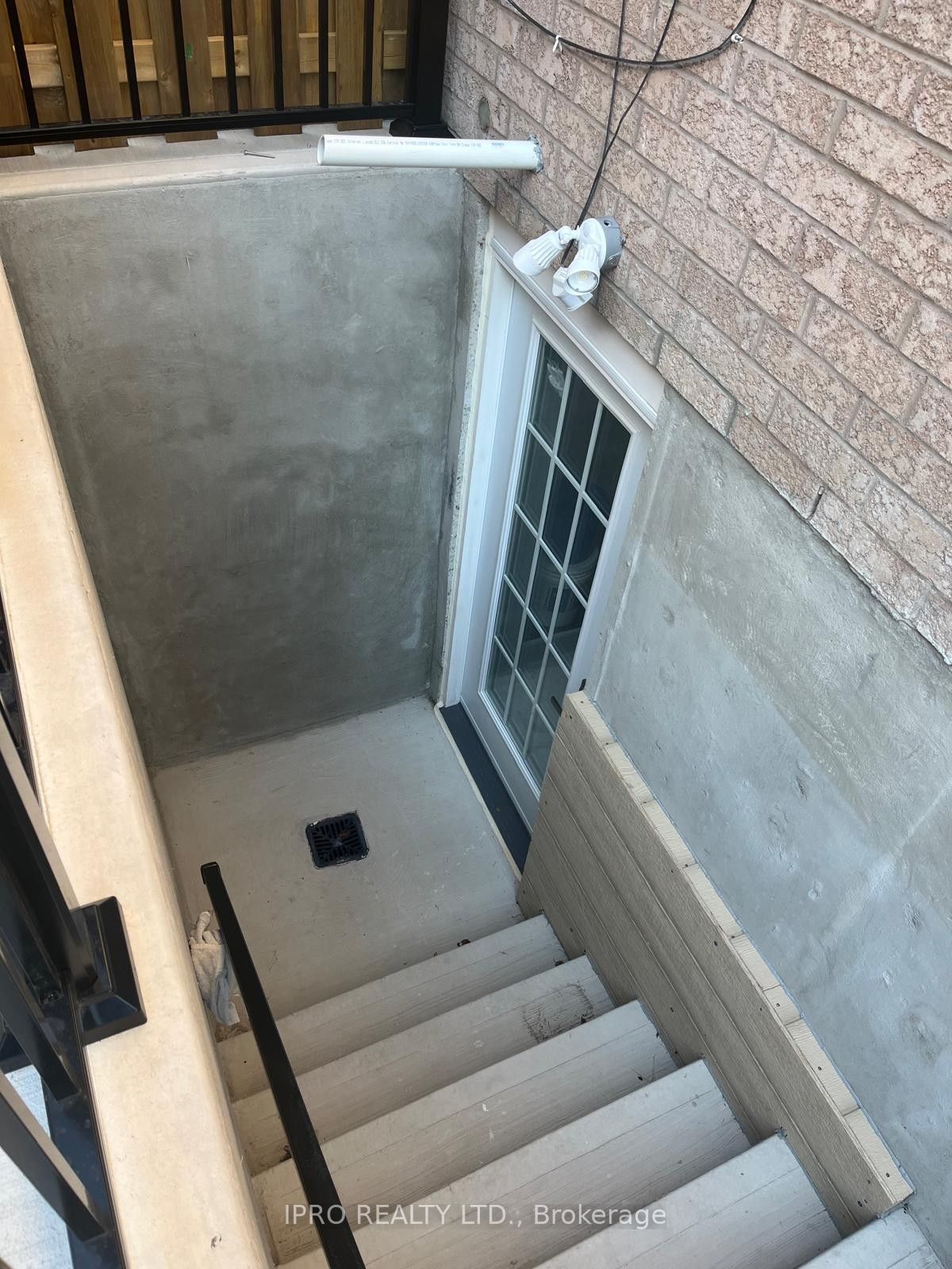 82 Olympia Crescent Basement Property Photo 1